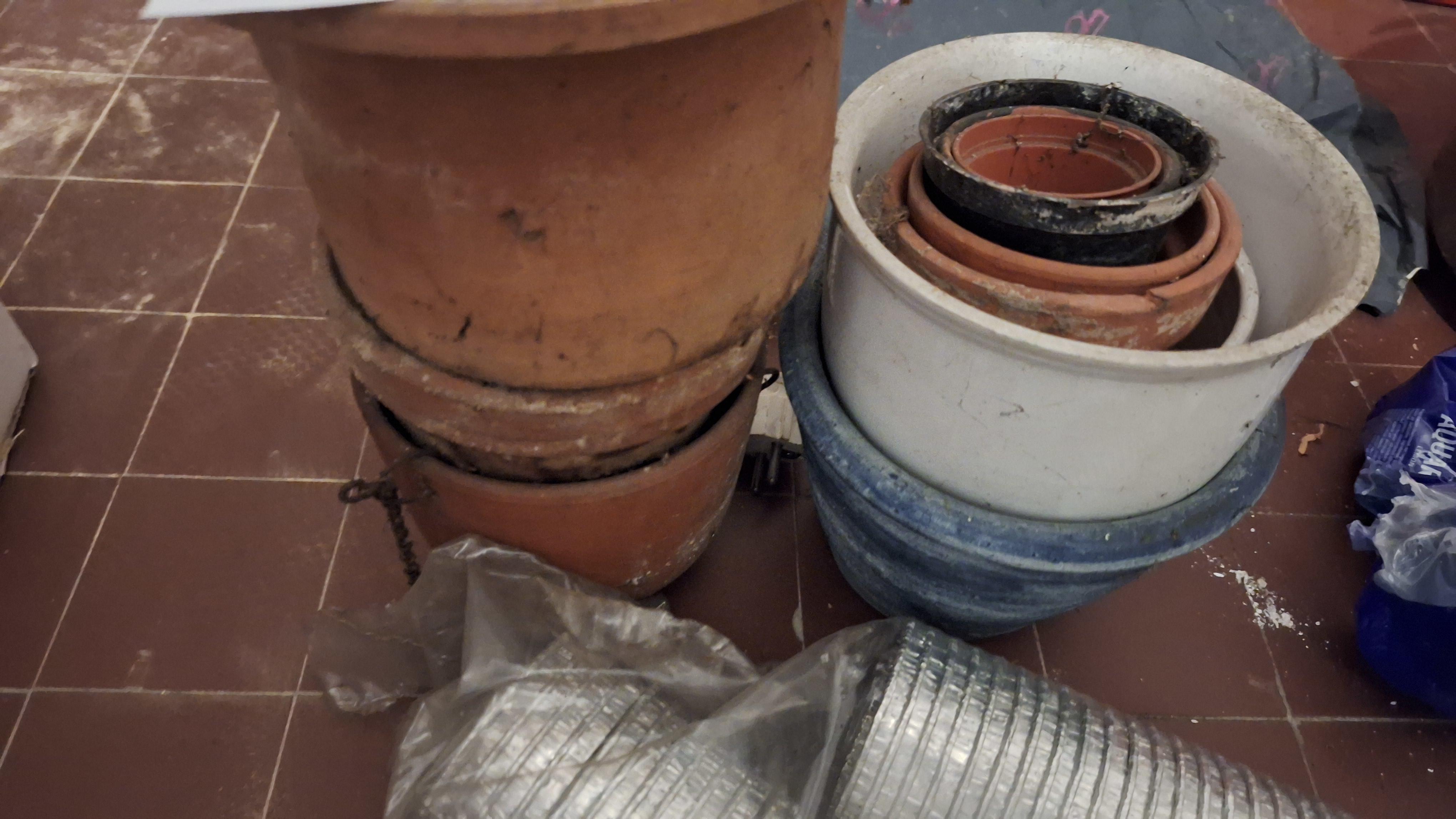 Set van diverse terracotta en witte bloempotten samen met een stapel aluminium schaaltjes – foto 2 – kavel bij Goeiendeal, Houthalen-Helchteren