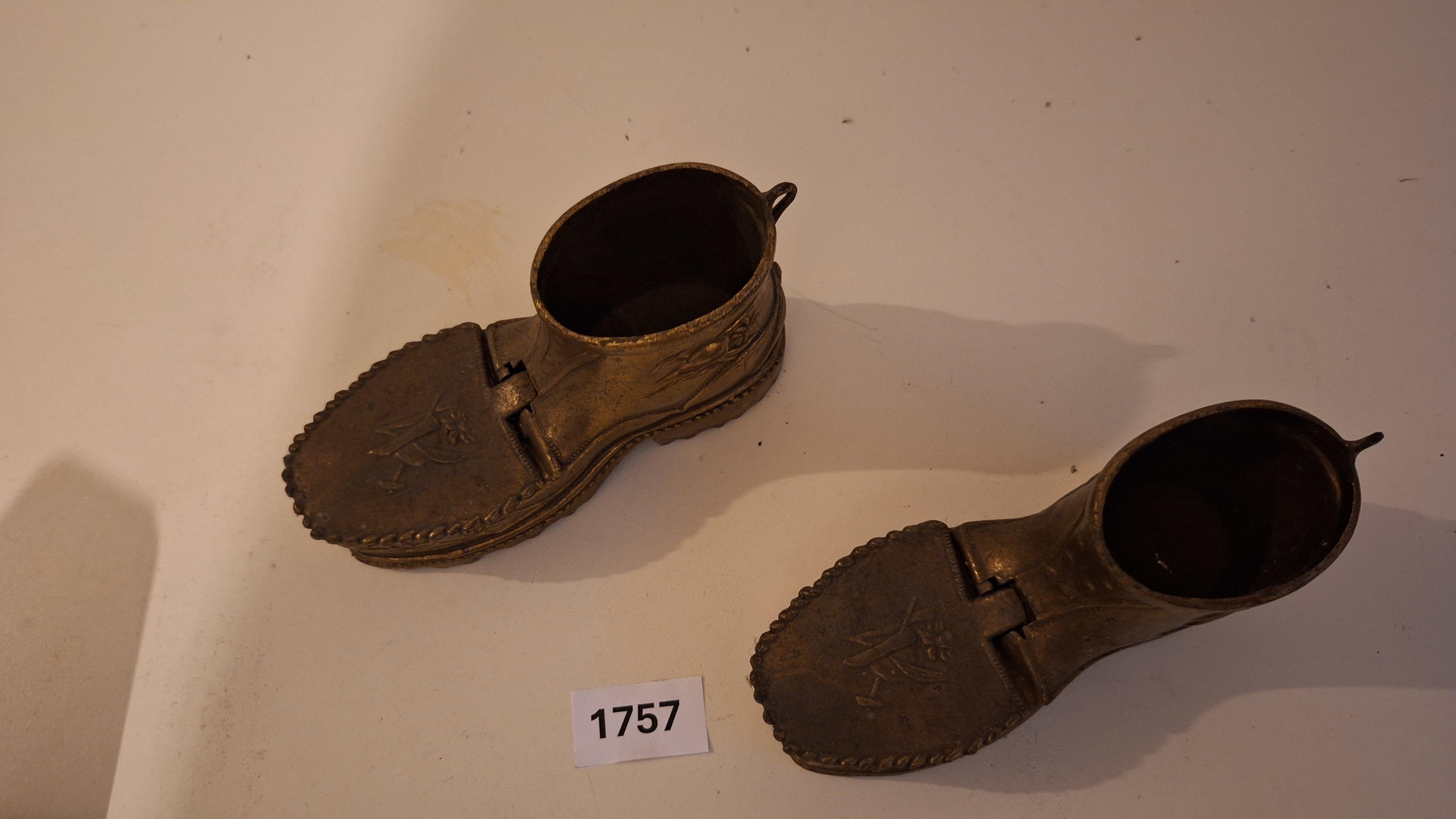 Paar goudkleurige decoratieve asbakken of doosjes in de vorm van laarzen – foto 2 – kavel bij Goeiendeal, Houthalen-Helchteren