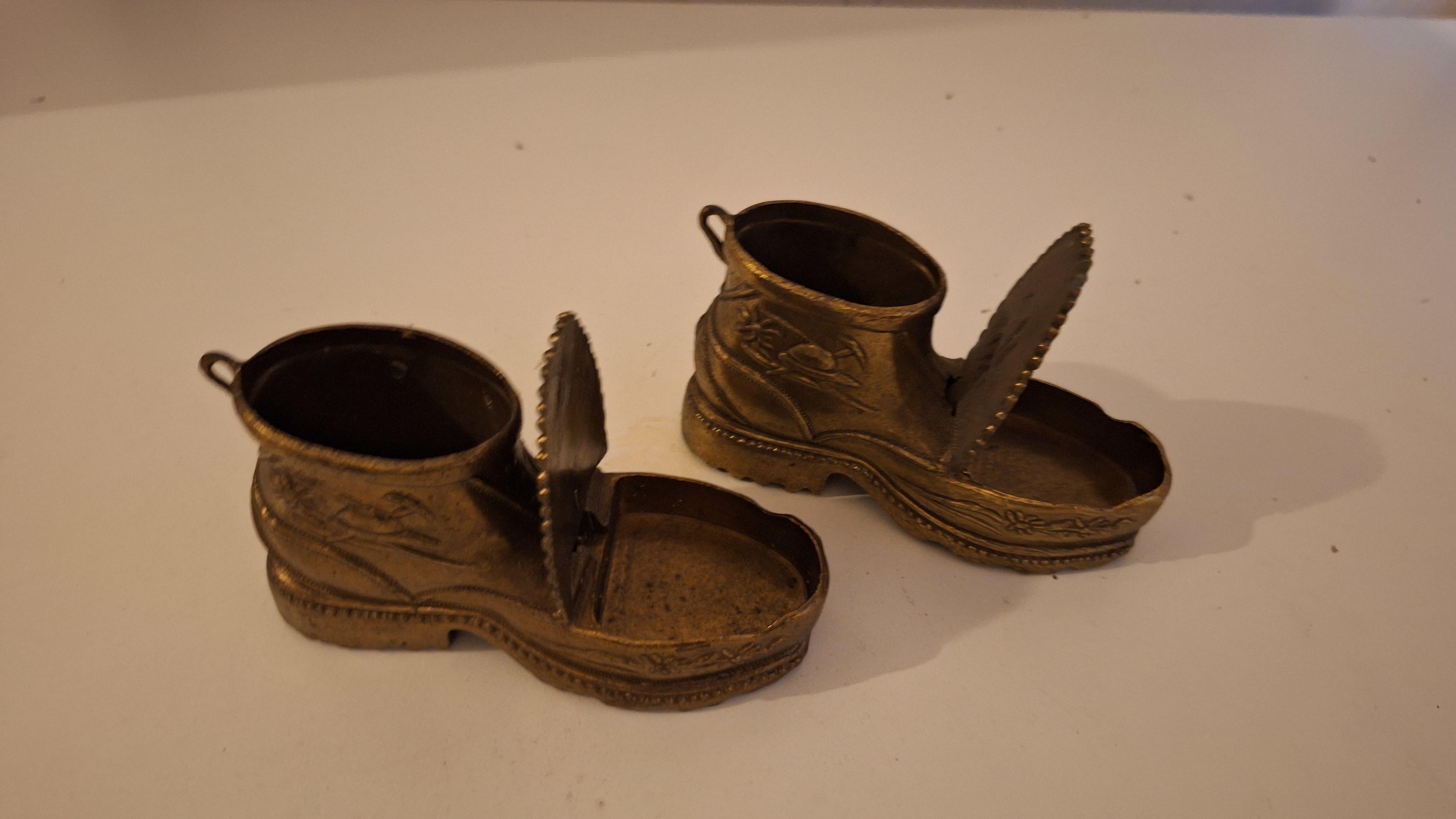 Paar goudkleurige decoratieve asbakken of doosjes in de vorm van laarzen – foto 3 – kavel bij Goeiendeal, Houthalen-Helchteren