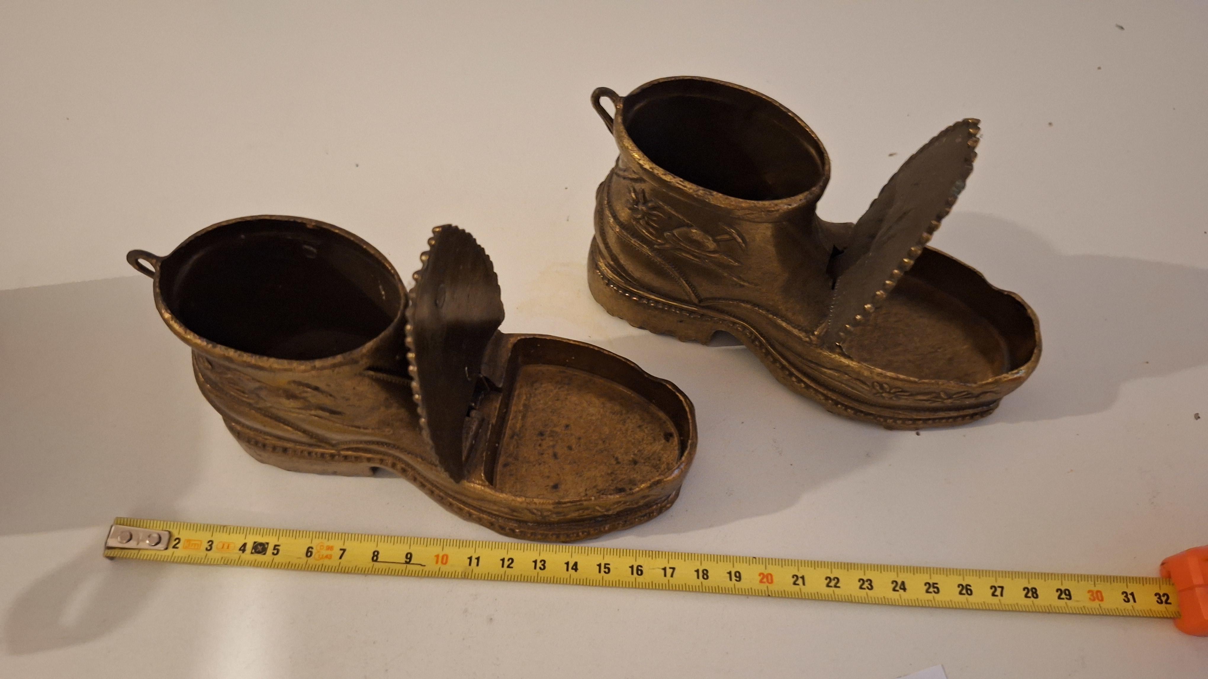 Paar goudkleurige decoratieve asbakken of doosjes in de vorm van laarzen – foto 4 – kavel bij Goeiendeal, Houthalen-Helchteren