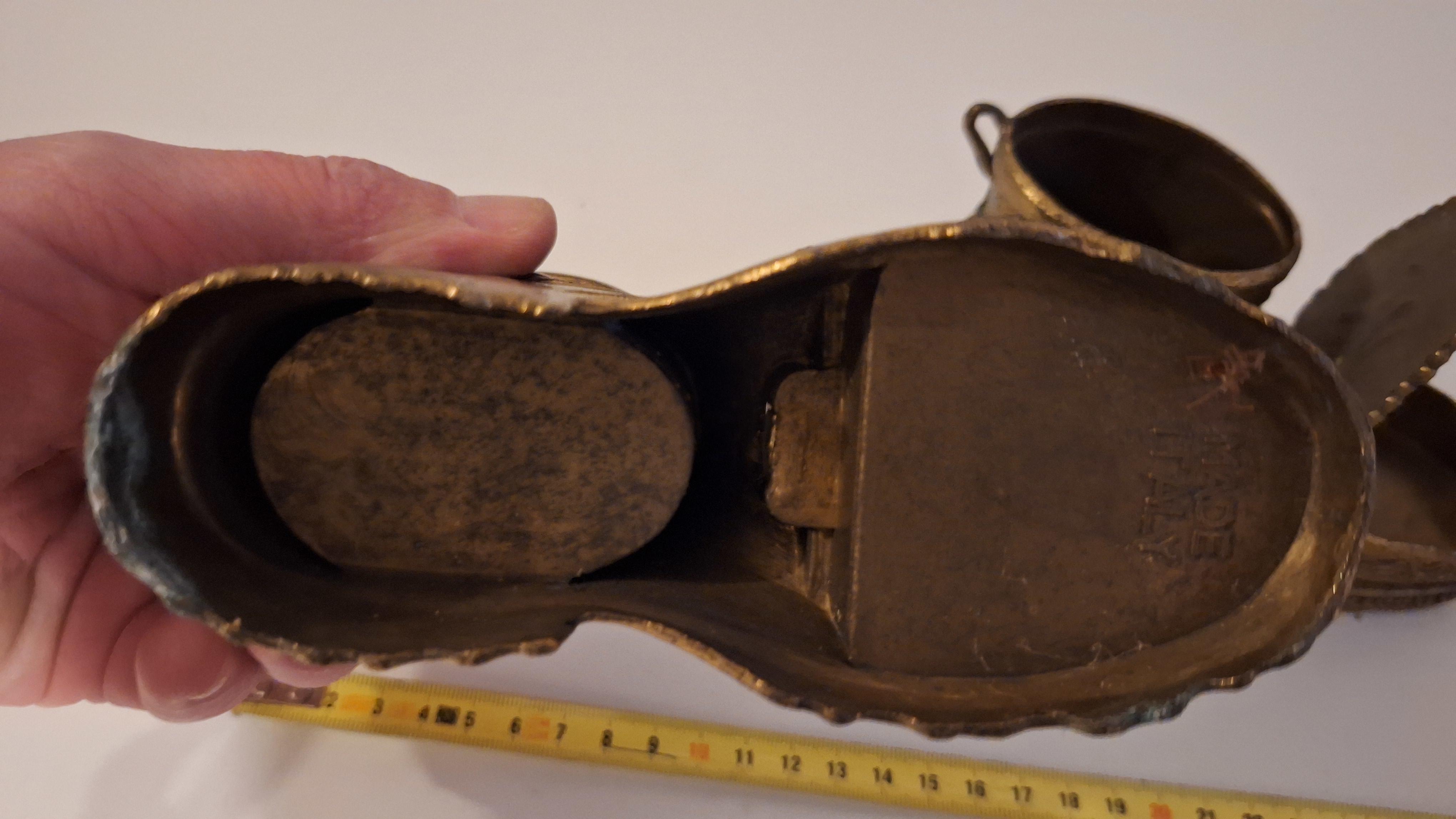 Paar goudkleurige decoratieve asbakken of doosjes in de vorm van laarzen – foto 5 – kavel bij Goeiendeal, Houthalen-Helchteren