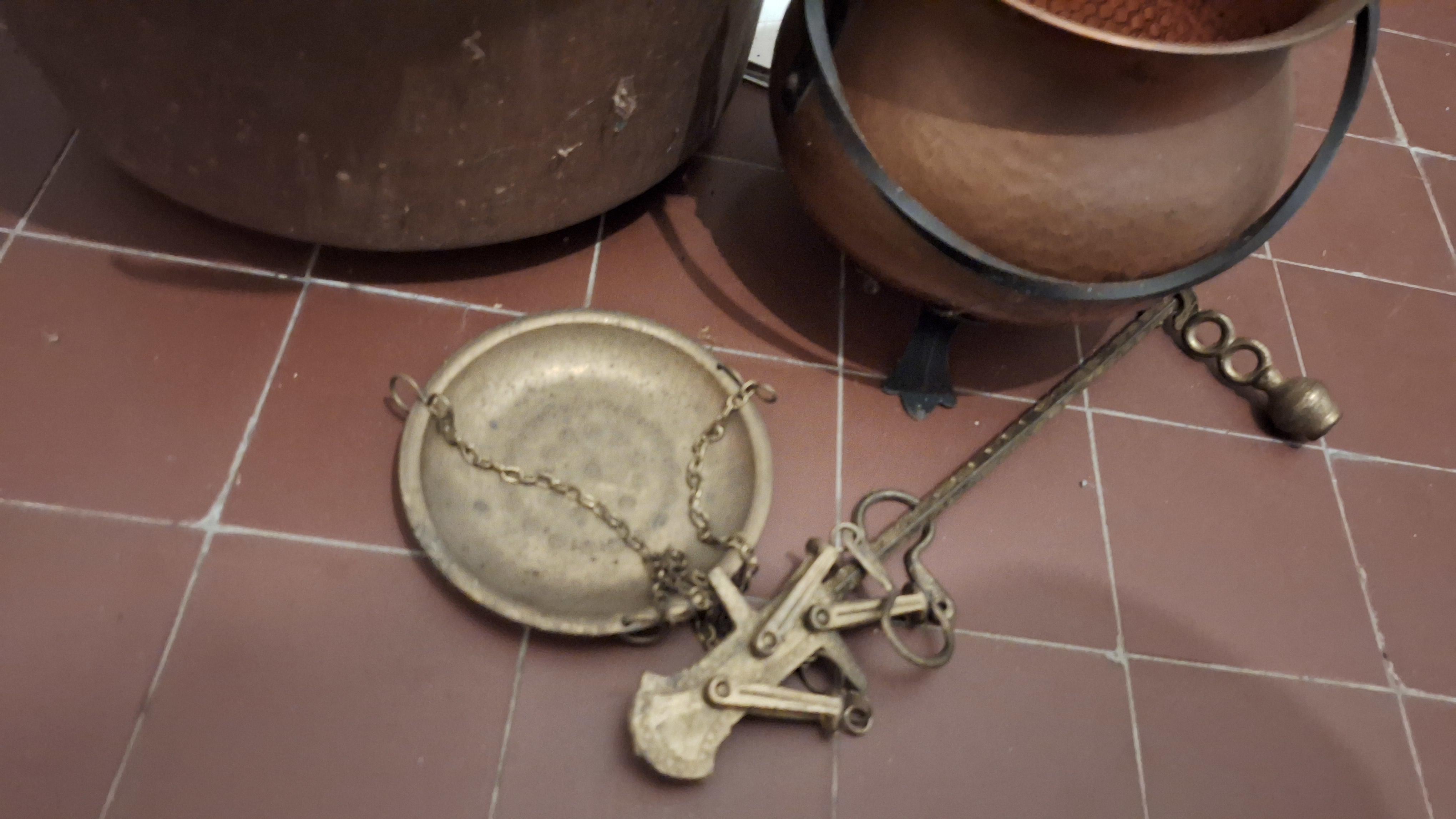 Set van antieke Koper decoratieve kookpotten, een ketel met deksel en een klassieke hangweegschaal – foto 2 – kavel bij Goeiendeal, Houthalen-Helchteren