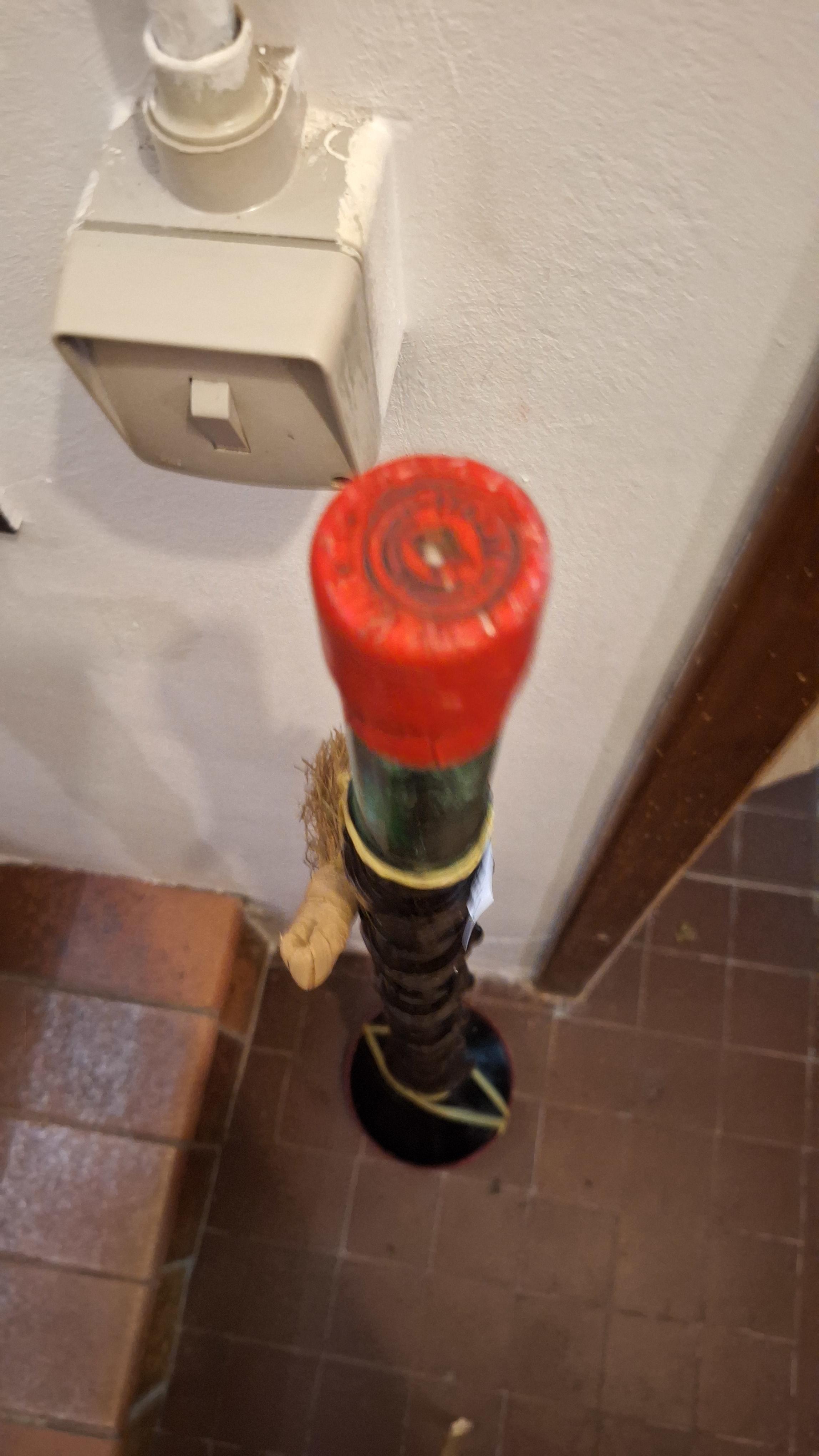 Opvallend gevormde fles met een smalle hals omwikkeld met decoratief vlechtwerk – foto 3 – kavel bij Goeiendeal, Houthalen-Helchteren