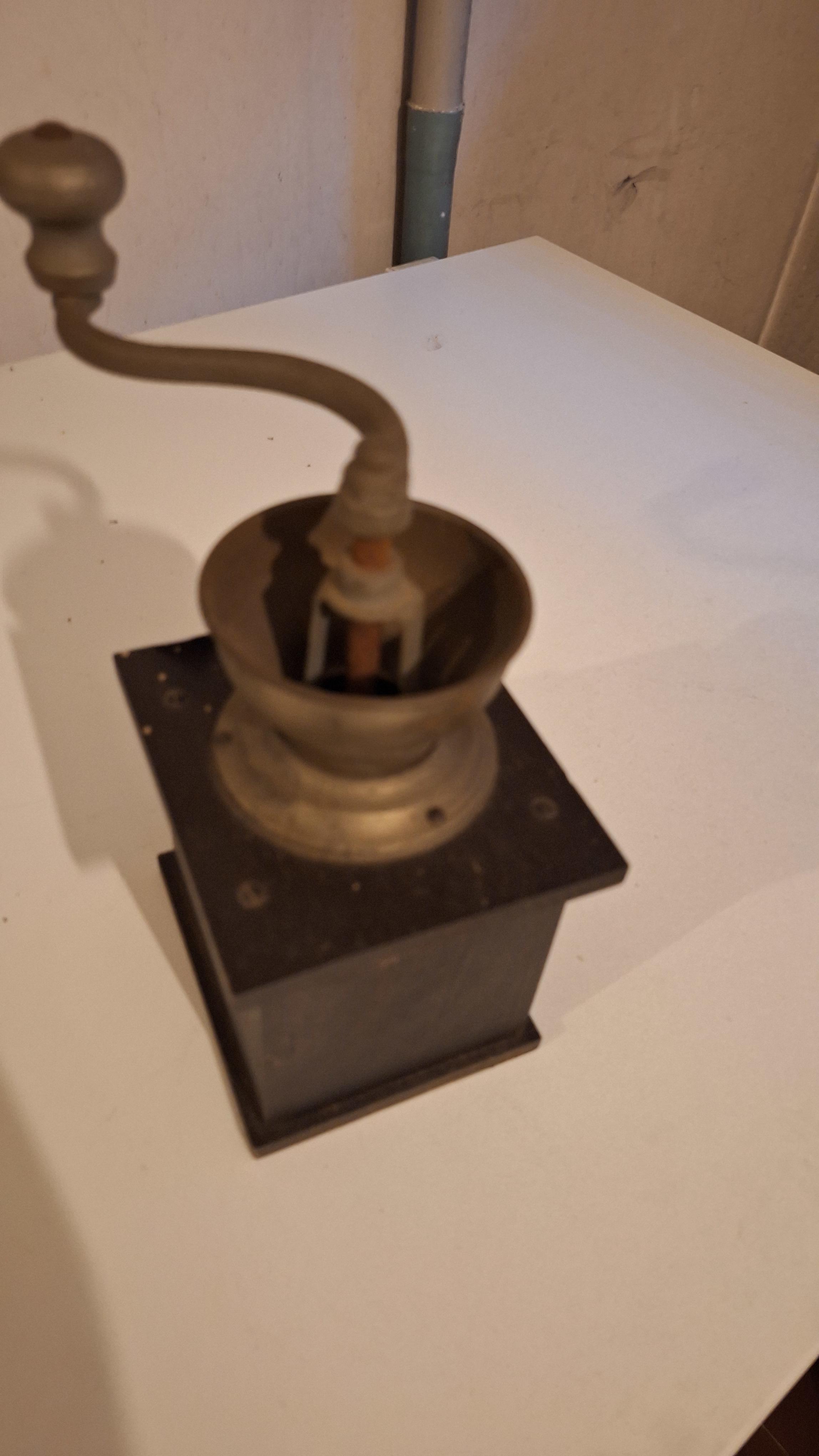 Klassieke koffiemolen met een metalen trechter en een draaihendel op een donkere voet – foto 2 – kavel bij Goeiendeal, Houthalen-Helchteren