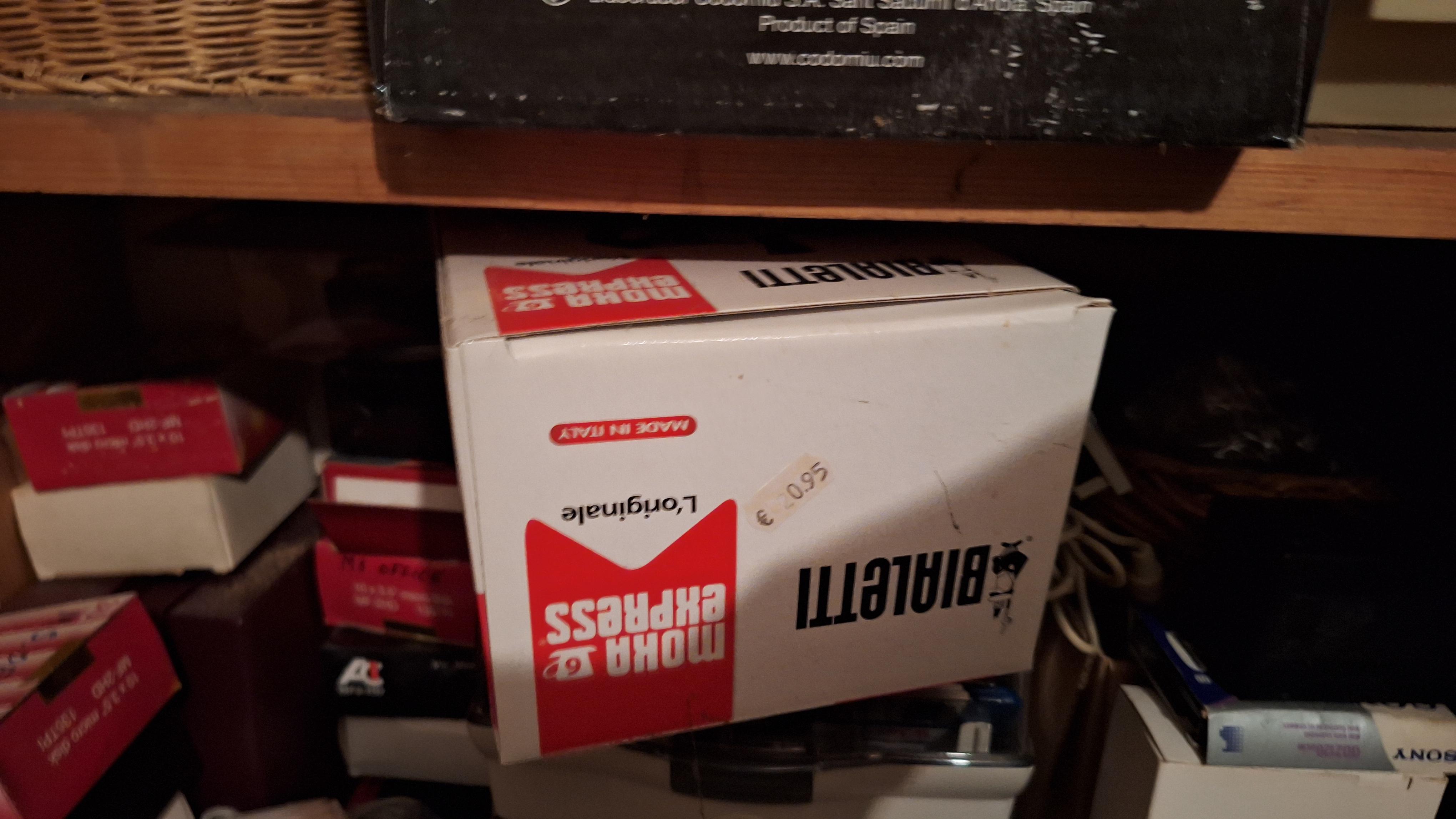 Inhoud van een stellingkast bestaande uit diverse opbergdozen, een Bialetti verpakking, een kaartenbak en kantoorbenodigdheden – foto 3 – kavel bij Goeiendeal, Houthalen-Helchteren