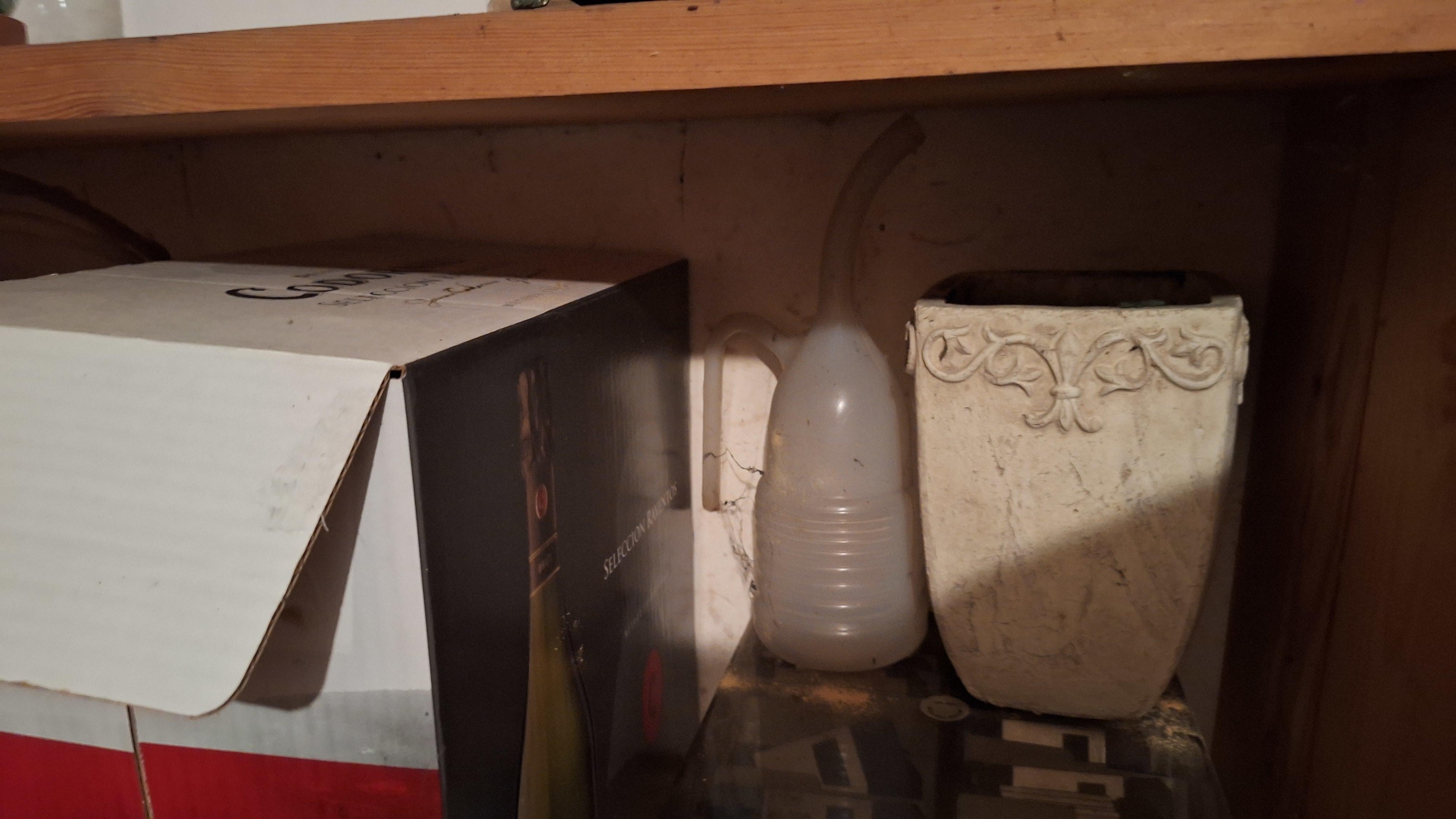 Inhoud van een stellingkast bestaande uit diverse opbergdozen, een Bialetti verpakking, een kaartenbak en kantoorbenodigdheden – foto 4 – kavel bij Goeiendeal, Houthalen-Helchteren