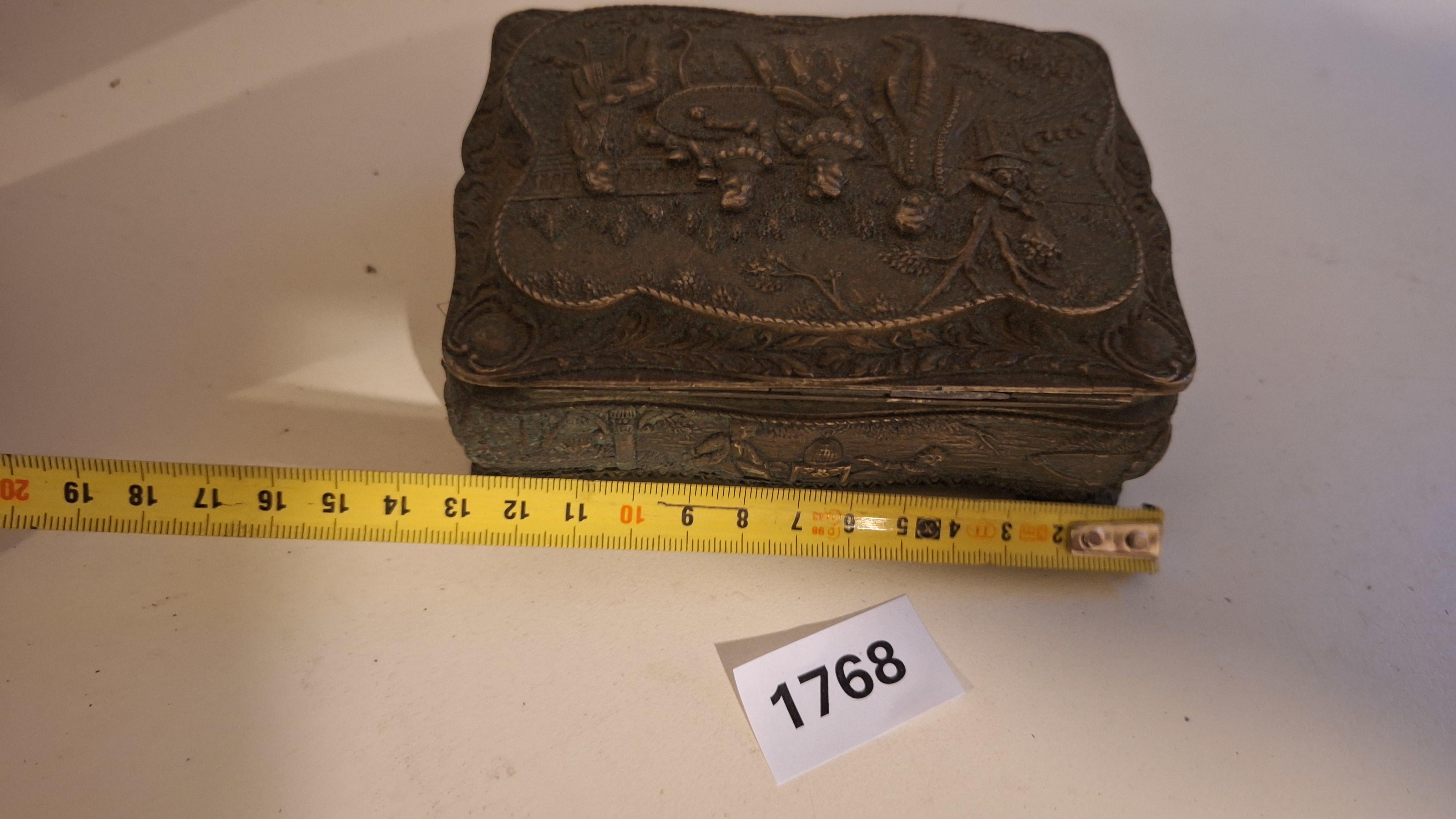 Decoratief sieradendoosje op pootjes voorzien van een reliëfvoorstelling van een gezelschap op het deksel – foto 3 – kavel bij Goeiendeal, Houthalen-Helchteren