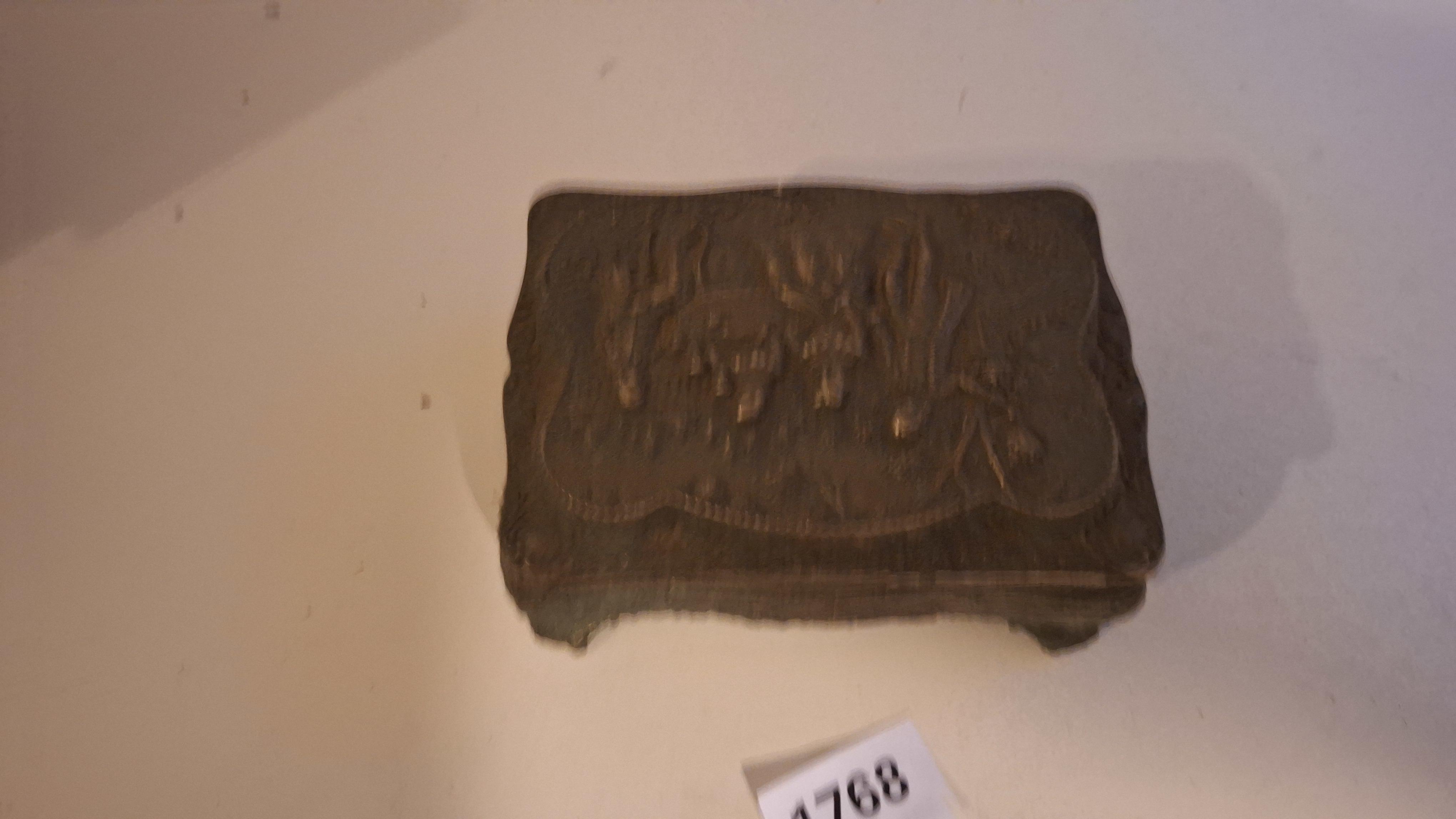 Decoratief sieradendoosje op pootjes voorzien van een reliëfvoorstelling van een gezelschap op het deksel – foto 4 – kavel bij Goeiendeal, Houthalen-Helchteren