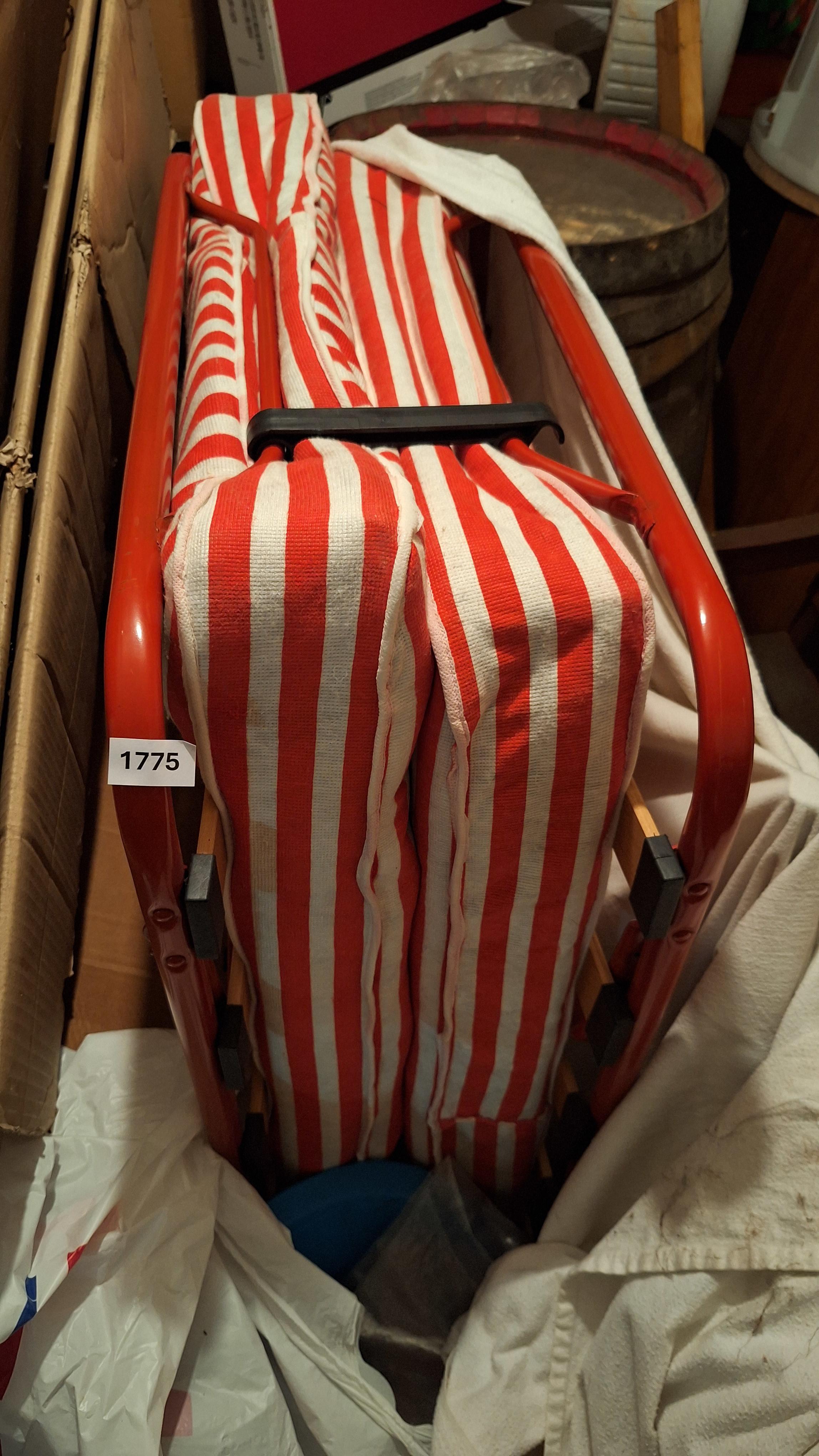 Inklapbaar ligbed of logeerbed voorzien van een rood-wit gestreept matras – kavel bij Goeiendeal, Houthalen-Helchteren