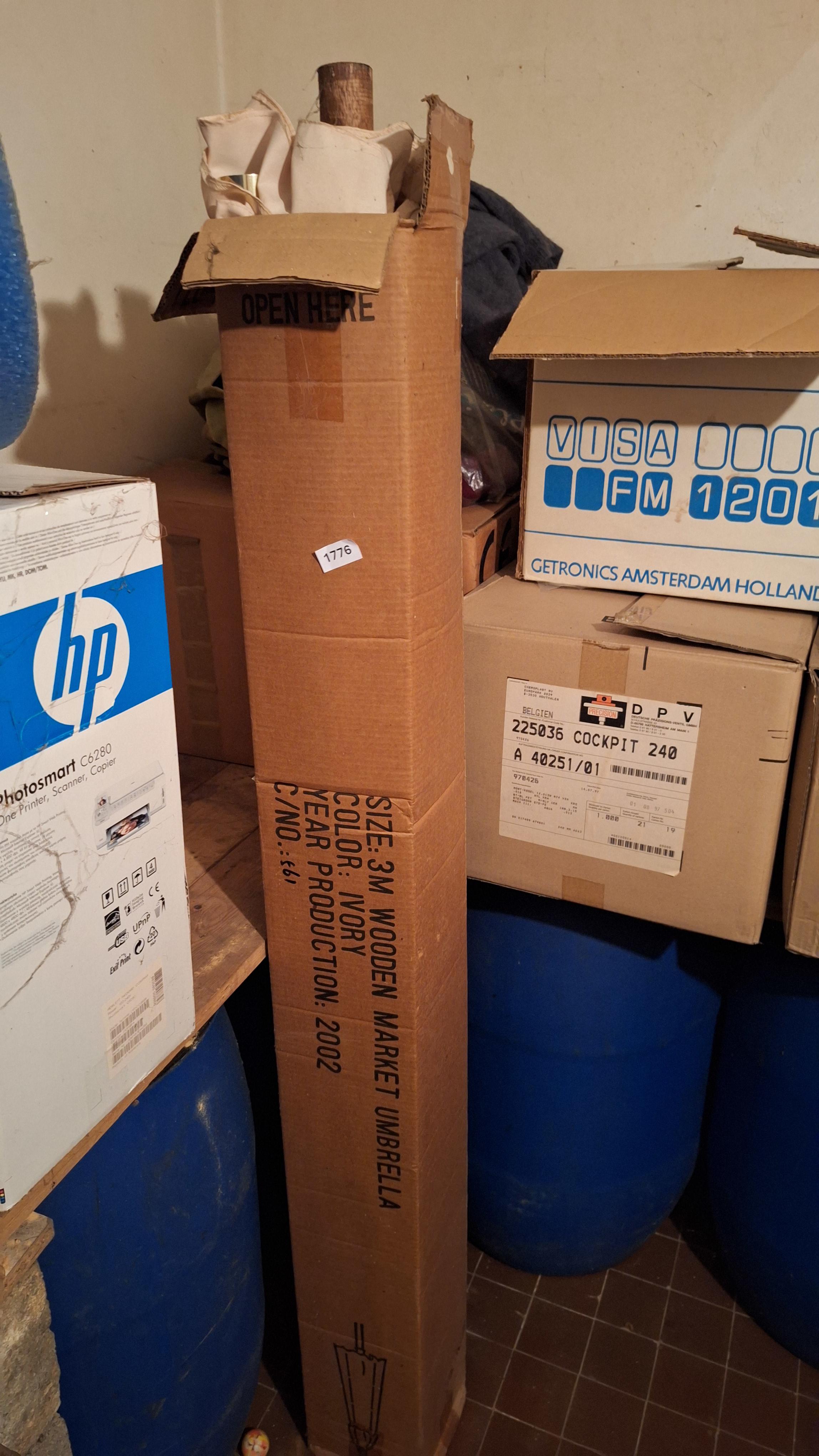Grote kartonnen verpakking met een houten marktexpander parasol van 3 meter in de kleur ivoor – kavel bij Goeiendeal, Houthalen-Helchteren