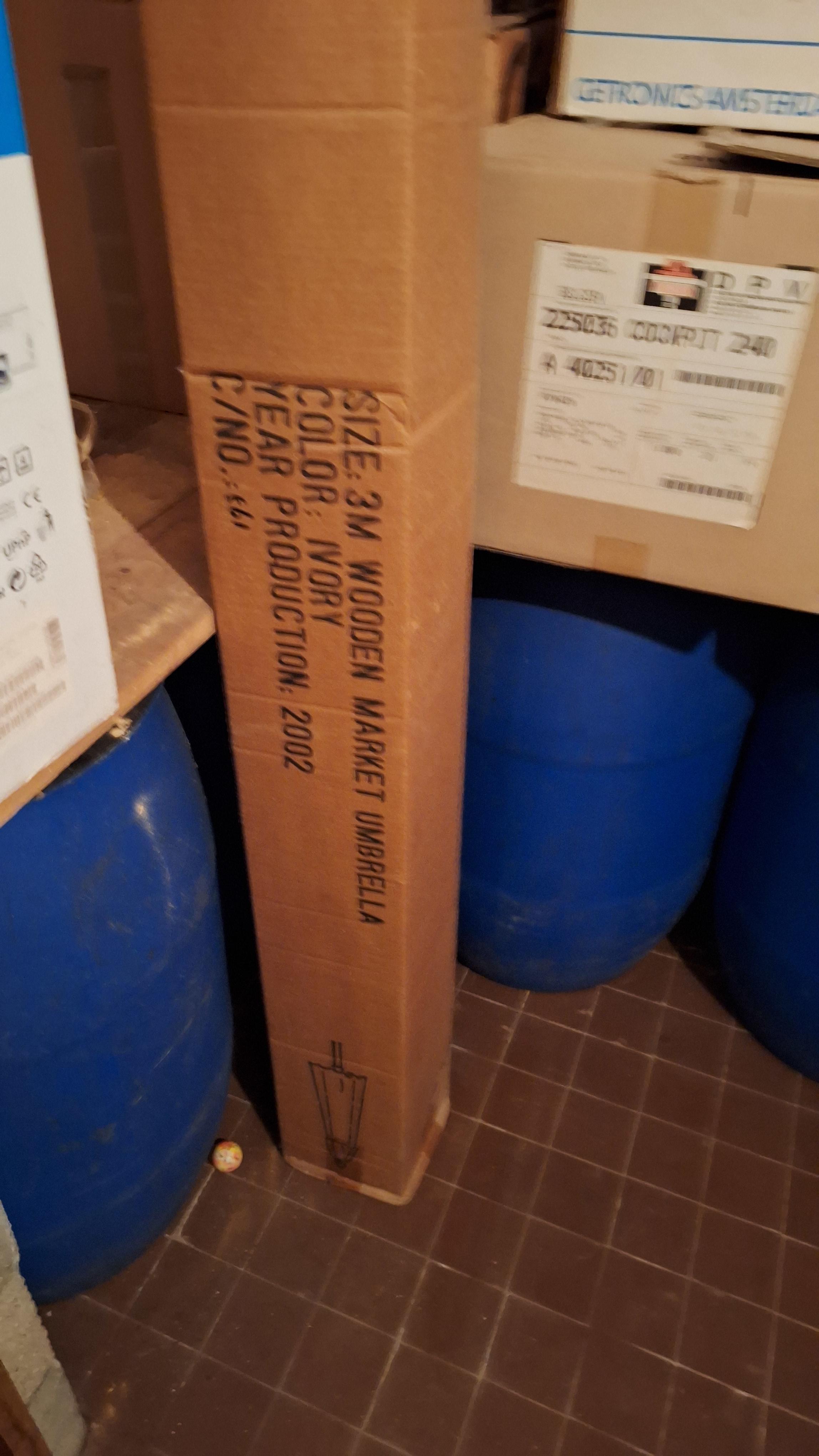 Grote kartonnen verpakking met een houten marktexpander parasol van 3 meter in de kleur ivoor – foto 2 – kavel bij Goeiendeal, Houthalen-Helchteren