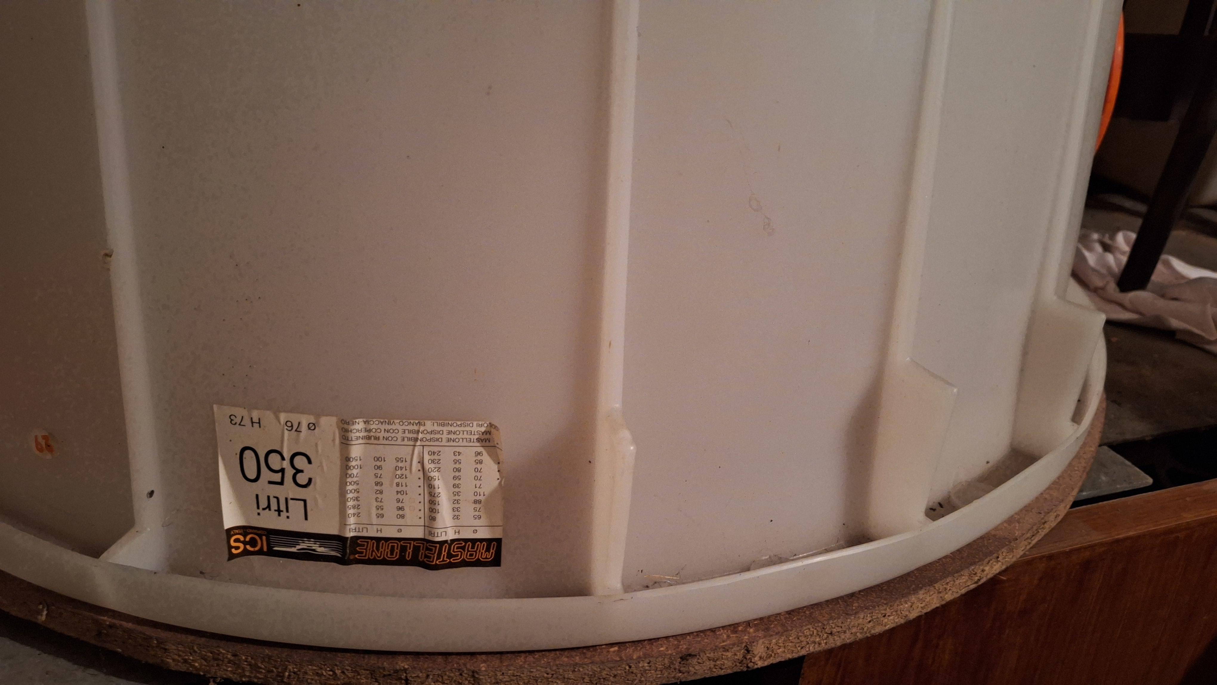 Grote omgekeerde kunststof kuip met een inhoud van 350 liter, samen met enkele houten balken – foto 2 – kavel bij Goeiendeal, Houthalen-Helchteren