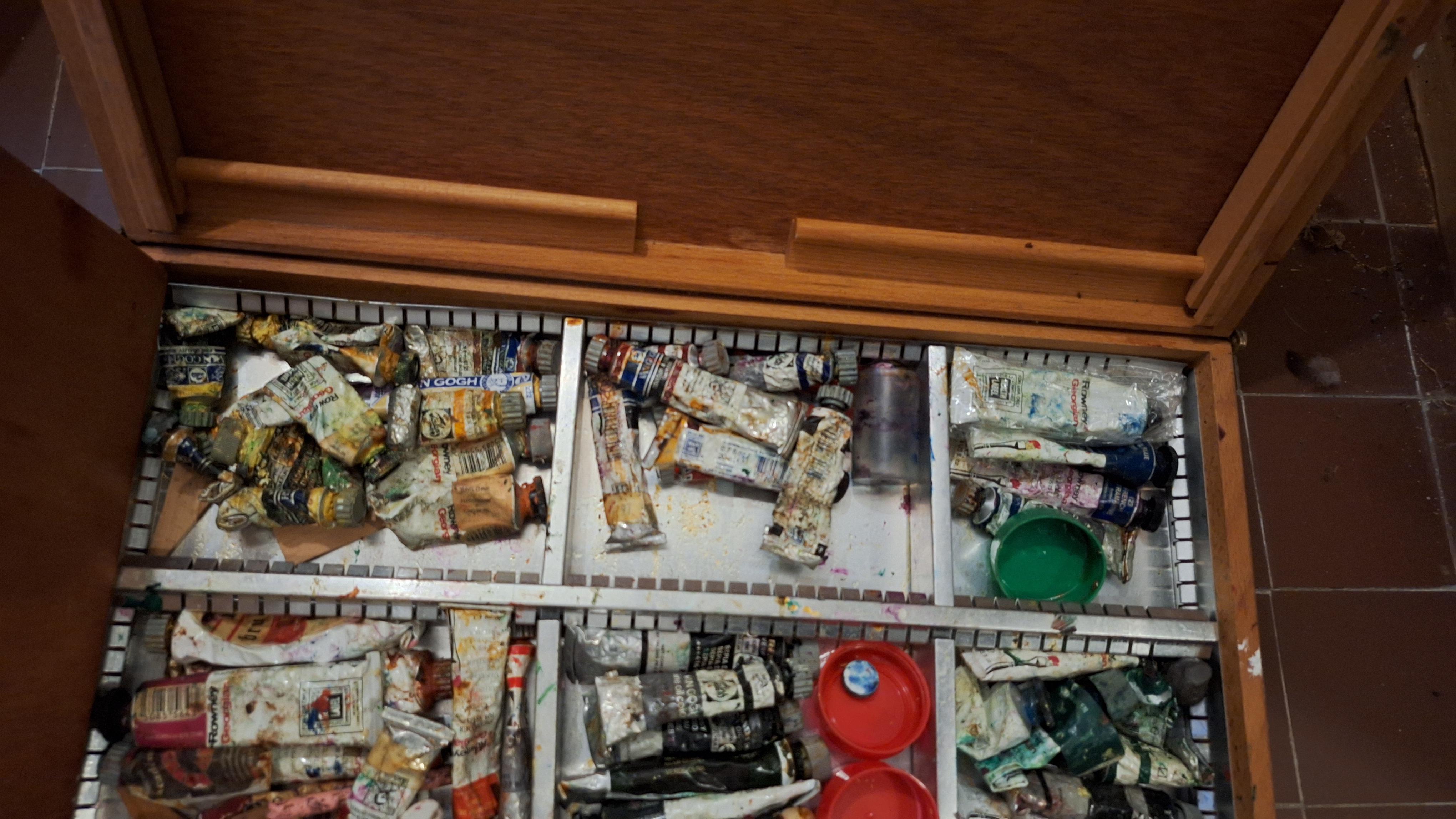 Houten schilderskoffer gevuld met een grote collectie tubes olieverf, penselen en schildersmessen – foto 2 – kavel bij Goeiendeal, Houthalen-Helchteren