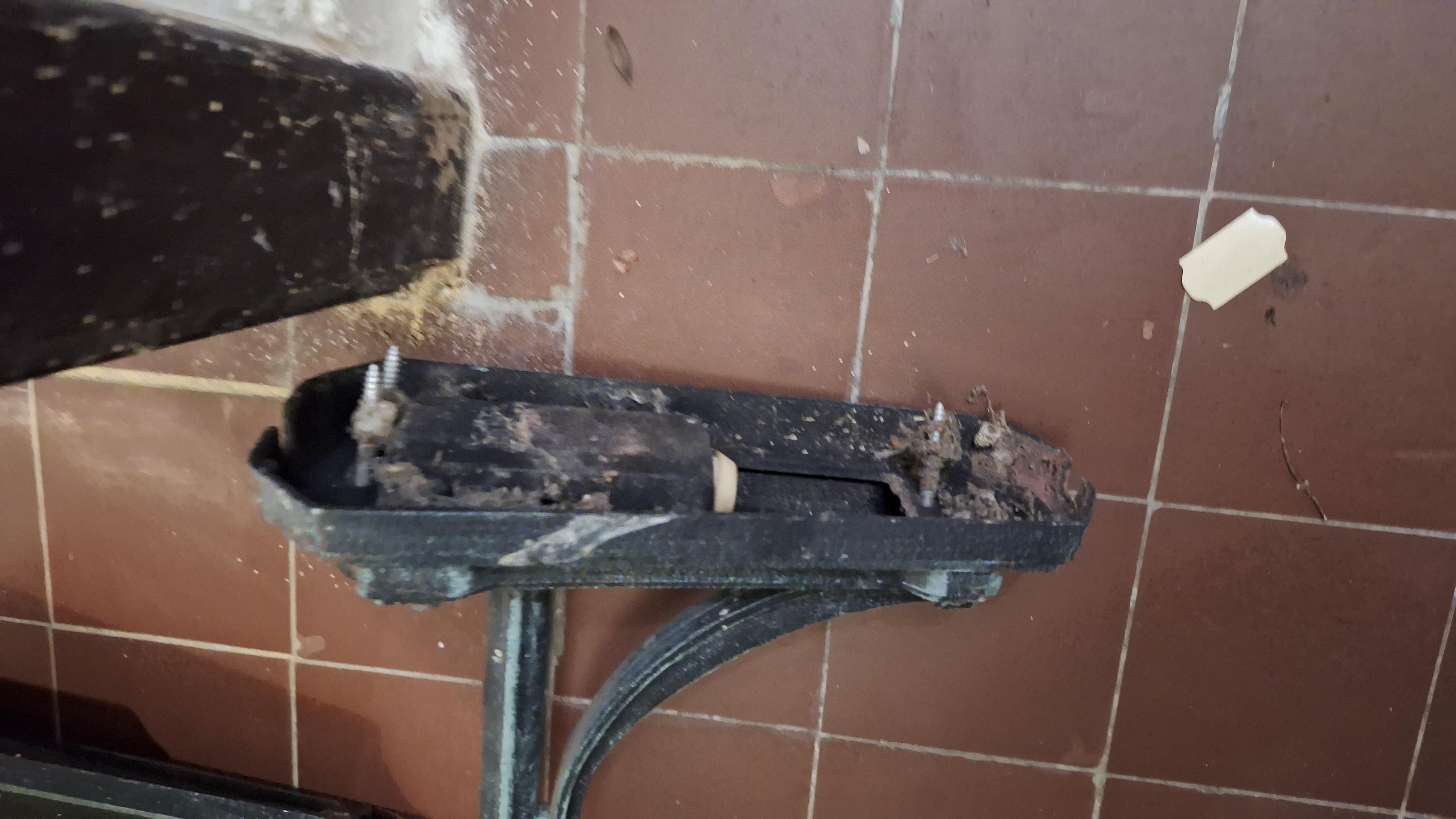 Klassieke zeshoekige wandlantaarn met een gedecoreerde wandsteun – foto 2 – kavel bij Goeiendeal, Houthalen-Helchteren