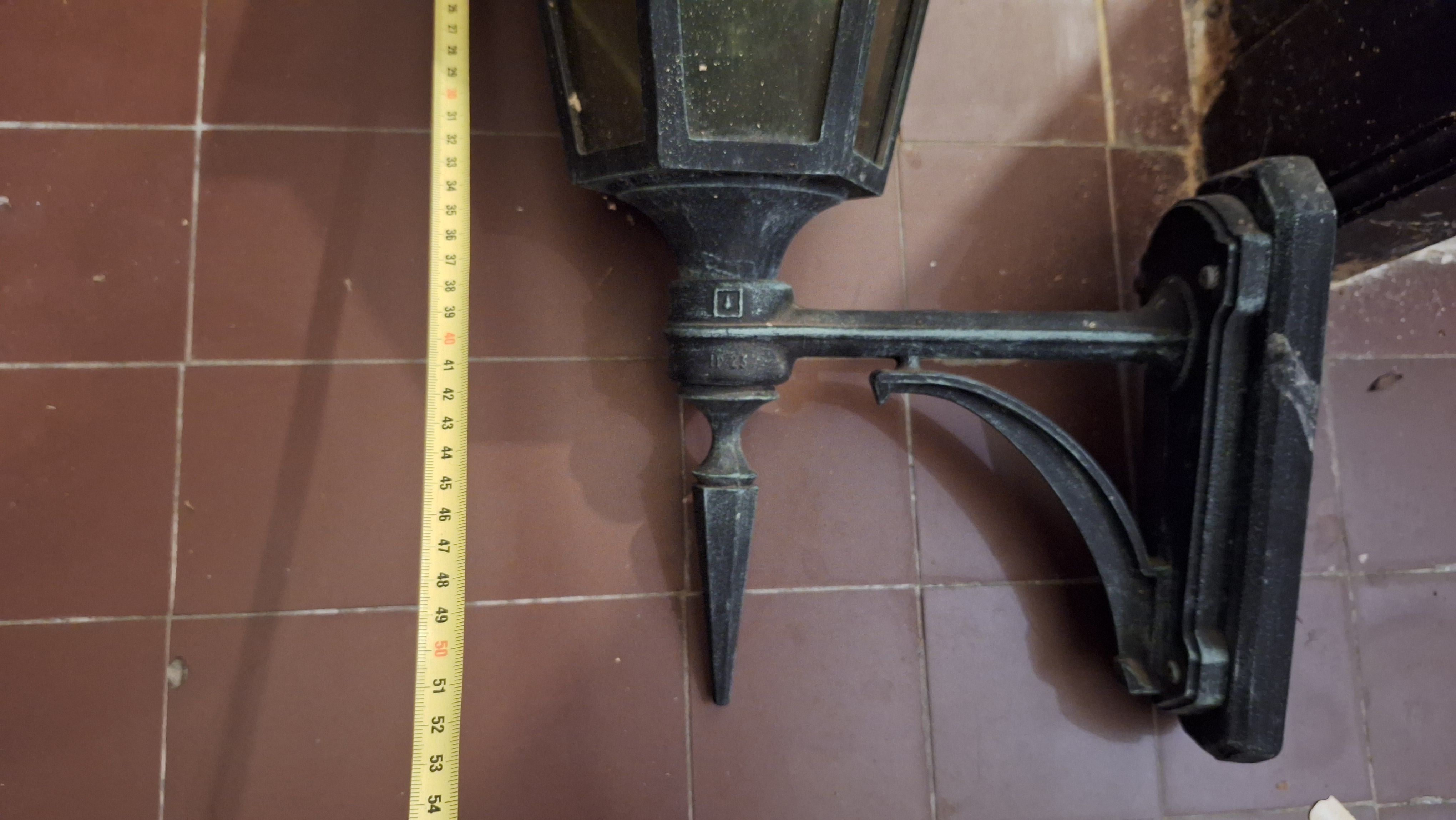 Klassieke zeshoekige wandlantaarn met een gedecoreerde wandsteun – foto 3 – kavel bij Goeiendeal, Houthalen-Helchteren