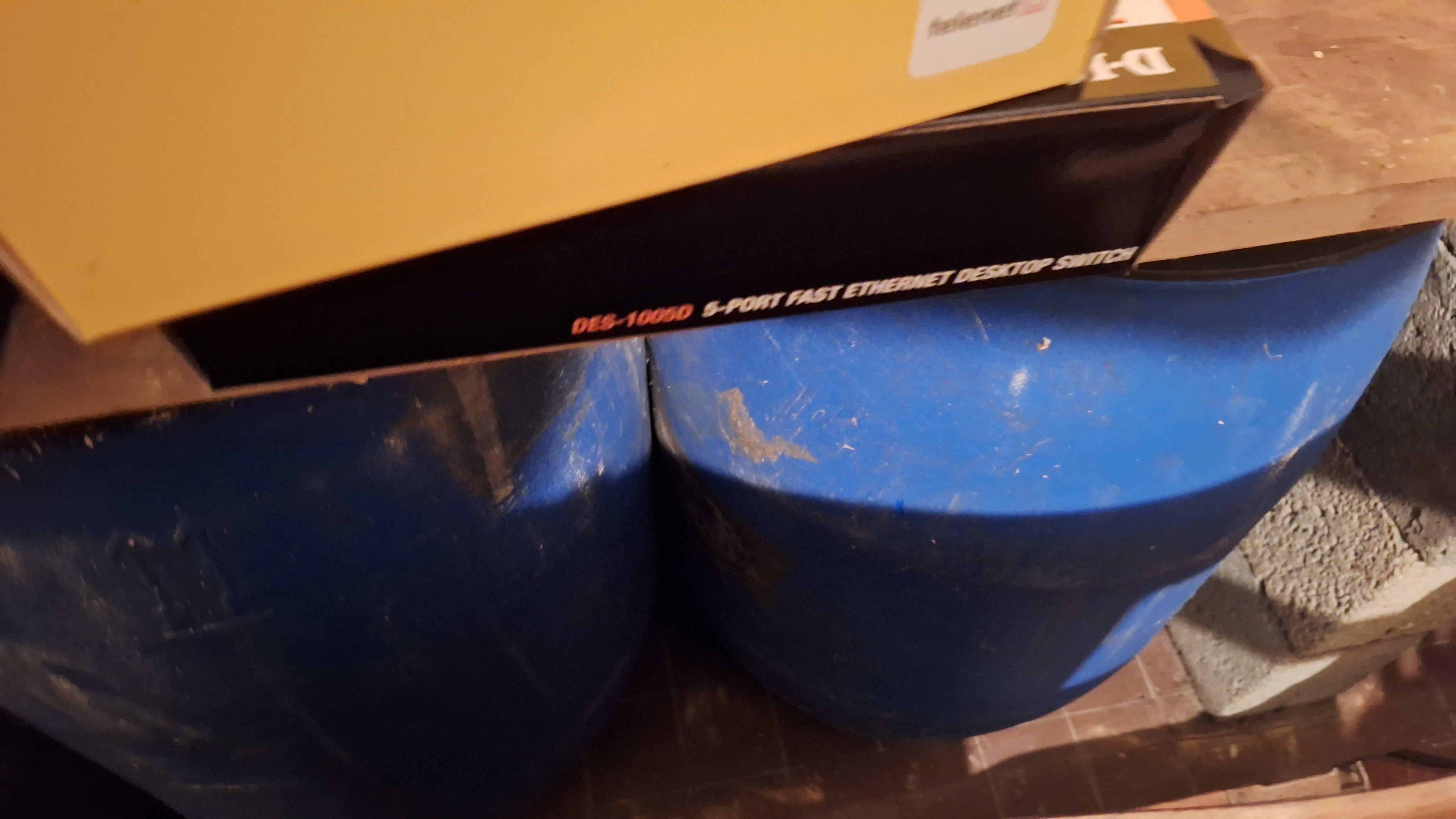 Drie grote blauwe kunststof vaten geplaatst onder kartonnen dozen – foto 2 – kavel bij Goeiendeal, Houthalen-Helchteren
