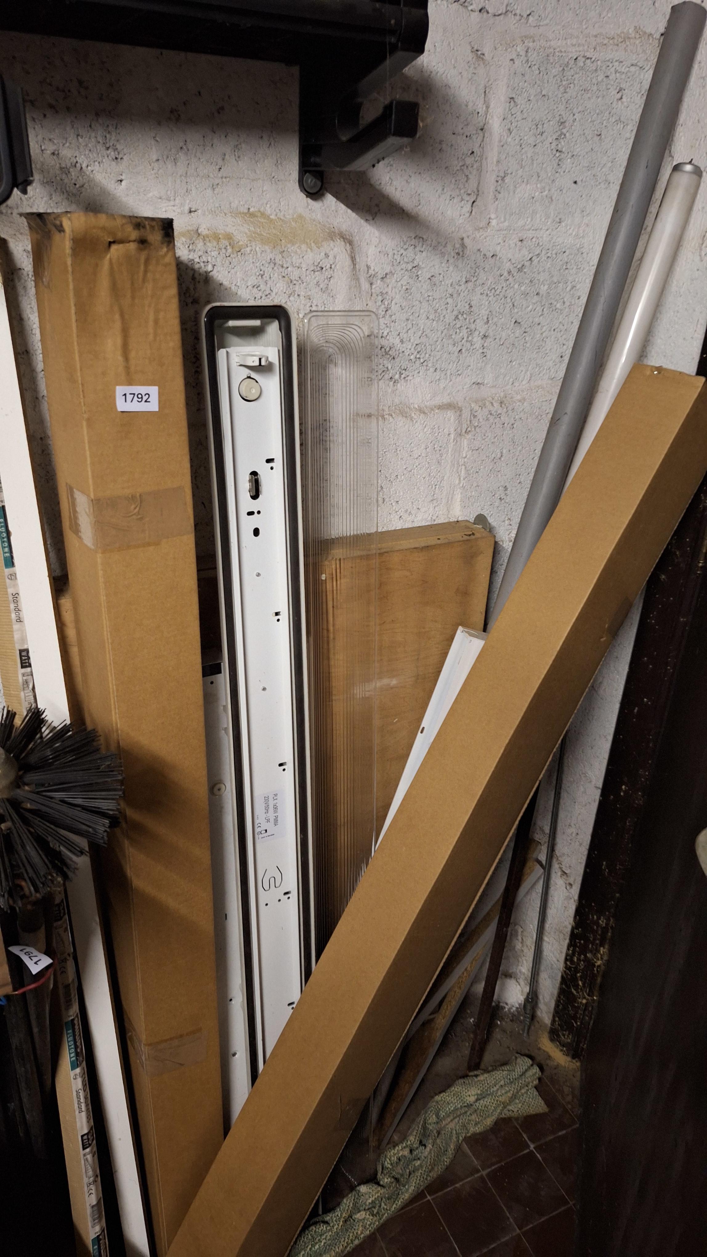 Set van diverse tl-armaturen en tl-buizen, deels in originele kartonnen kokers – foto 2 – kavel bij Goeiendeal, Houthalen-Helchteren