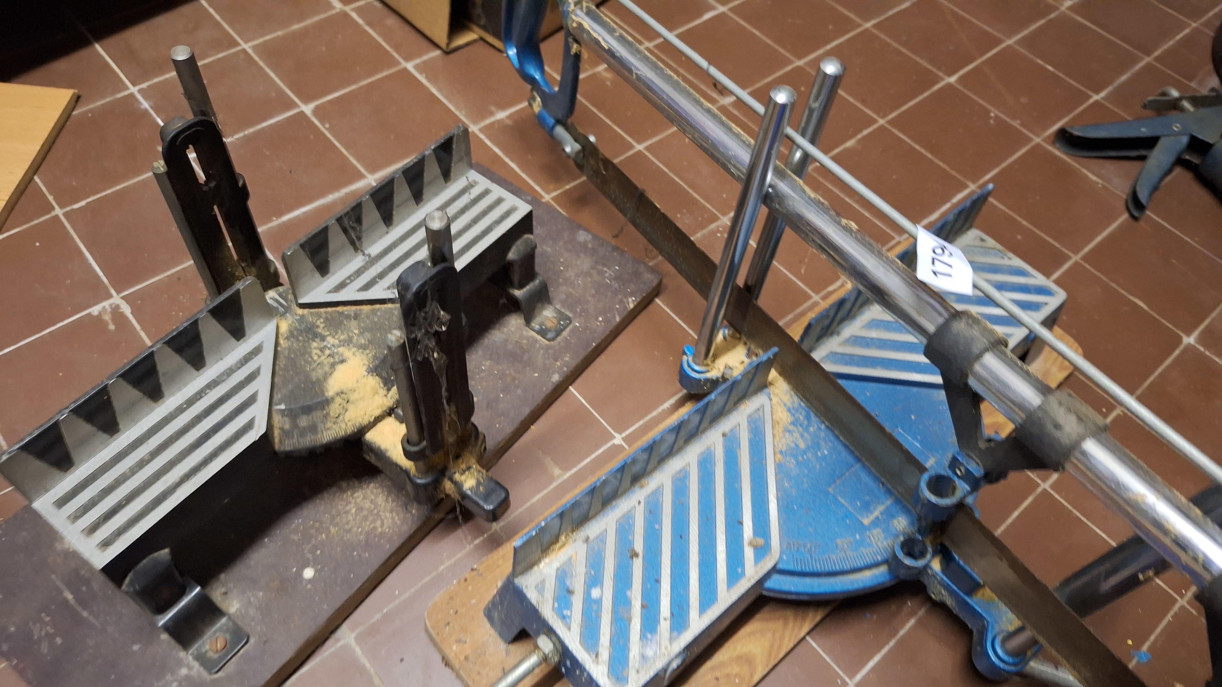 Twee diverse handmatige verstekzagen op een houten basis – foto 2 – kavel bij Goeiendeal, Houthalen-Helchteren