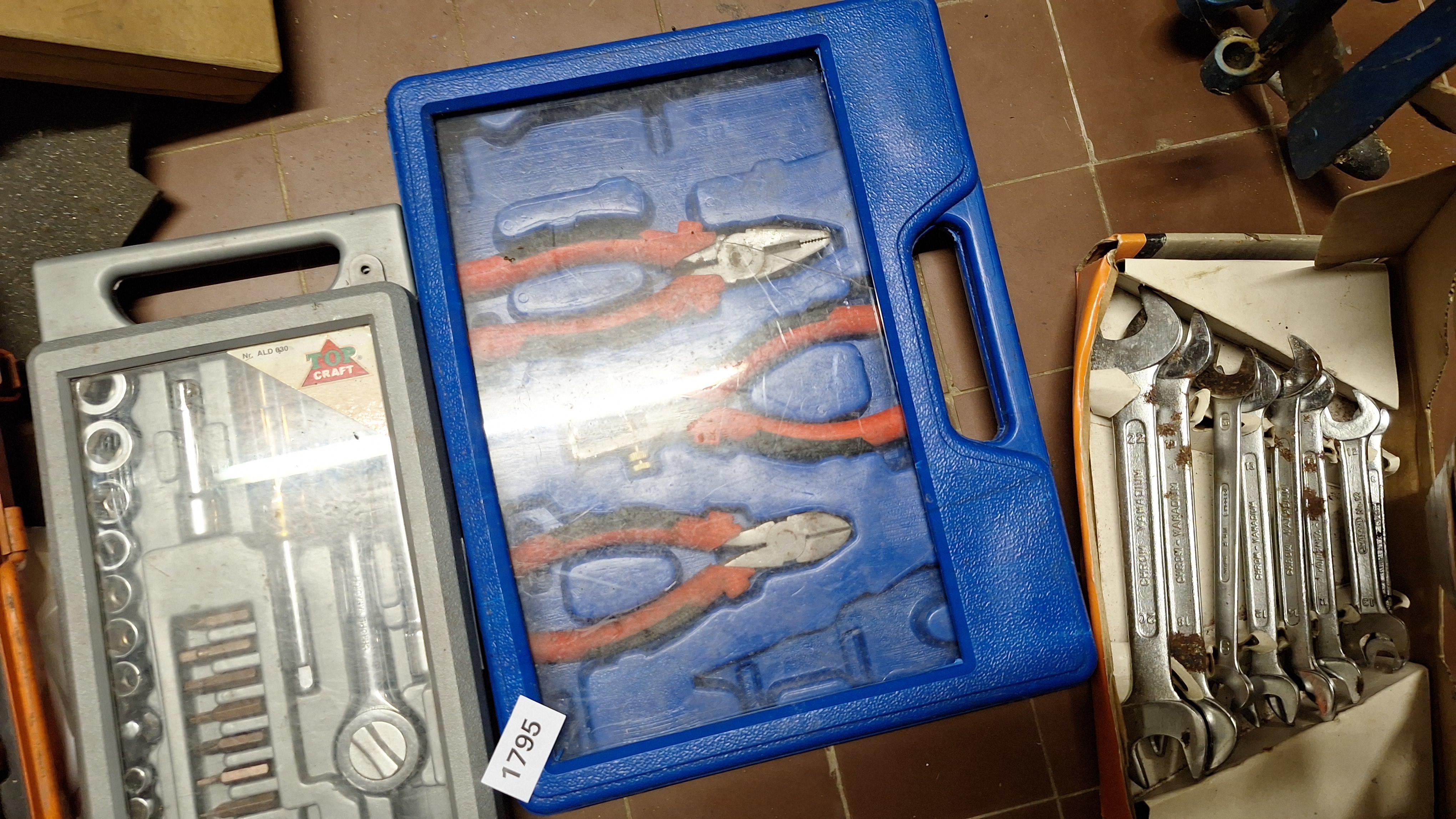 Grote partij handgereedschap waaronder een Meister doppenset, een tangenset en diverse steeksleutels – foto 3 – kavel bij Goeiendeal, Houthalen-Helchteren