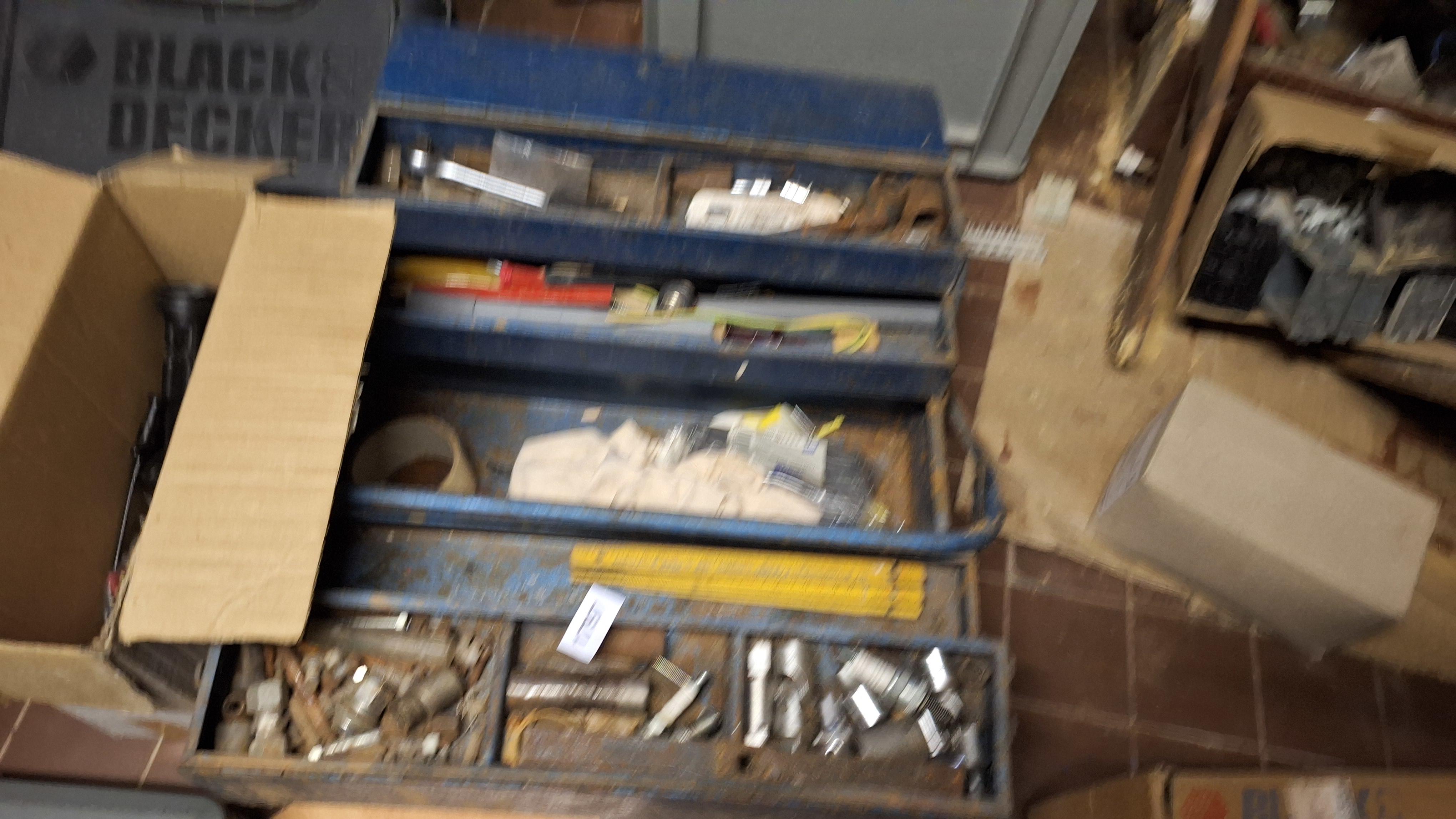 Uitgebreide Black & Decker gereedschapskist gevuld met diverse ijzerwaren en handgereedschap – foto 2 – kavel bij Goeiendeal, Houthalen-Helchteren
