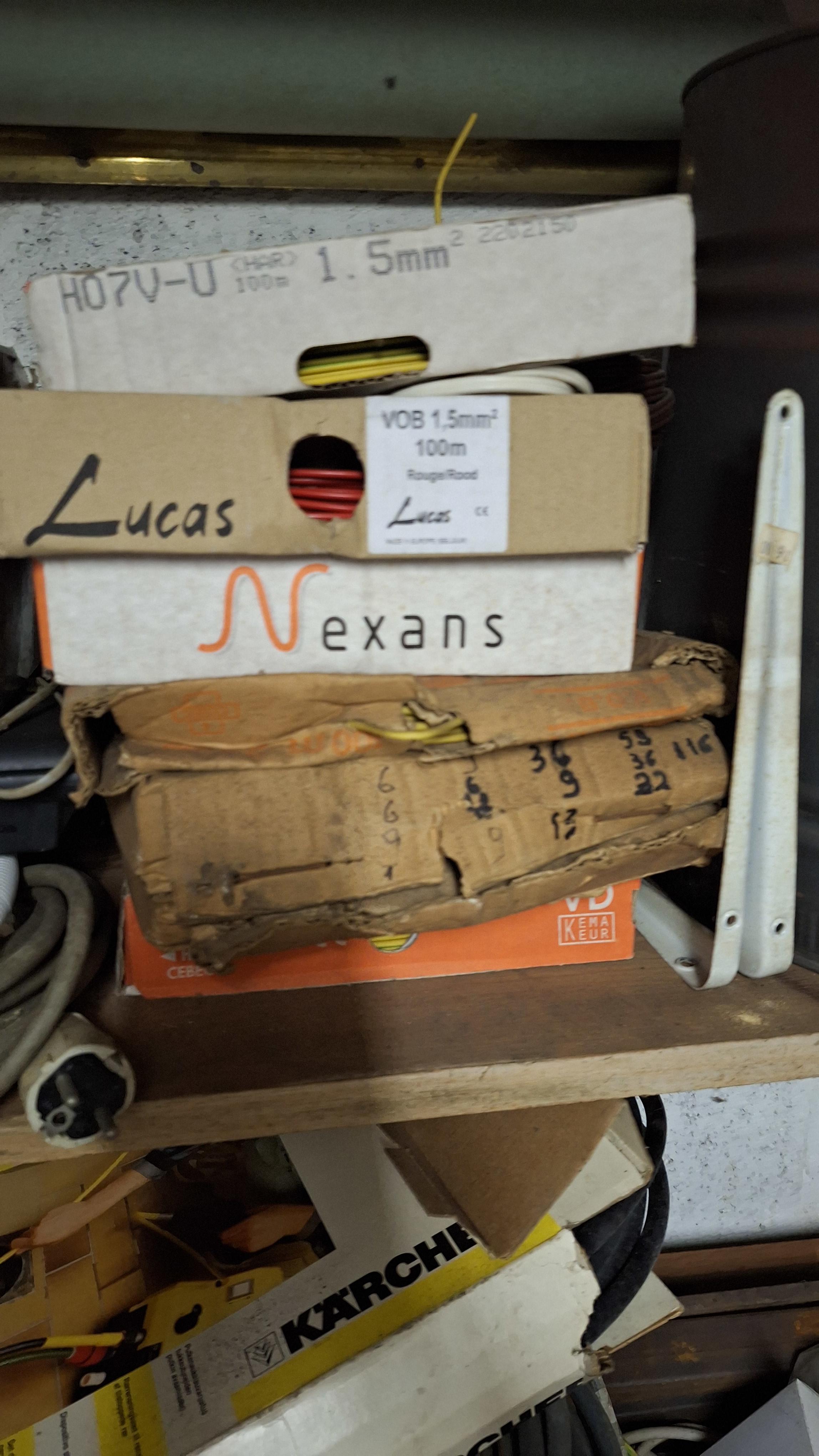 Partij installatiedraad van Lucas verdeeld over diverse kartonnen verpakkingen op een legplank – foto 2 – kavel bij Goeiendeal, Houthalen-Helchteren