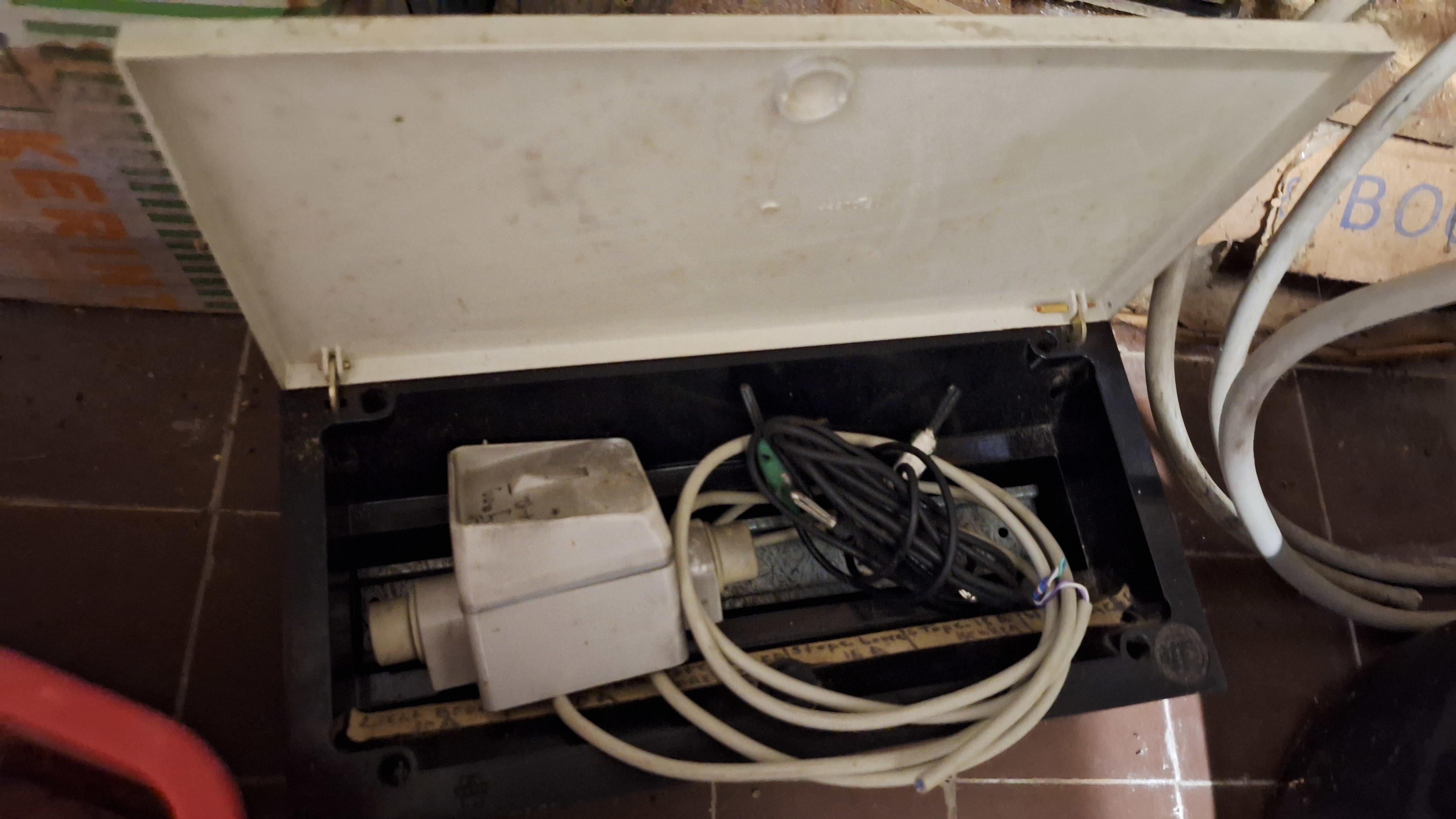 Kartonnen doos gevuld met elektrotechnische componenten waaronder schakelaars en een analoge tijdschakelklok – foto 2 – kavel bij Goeiendeal, Houthalen-Helchteren
