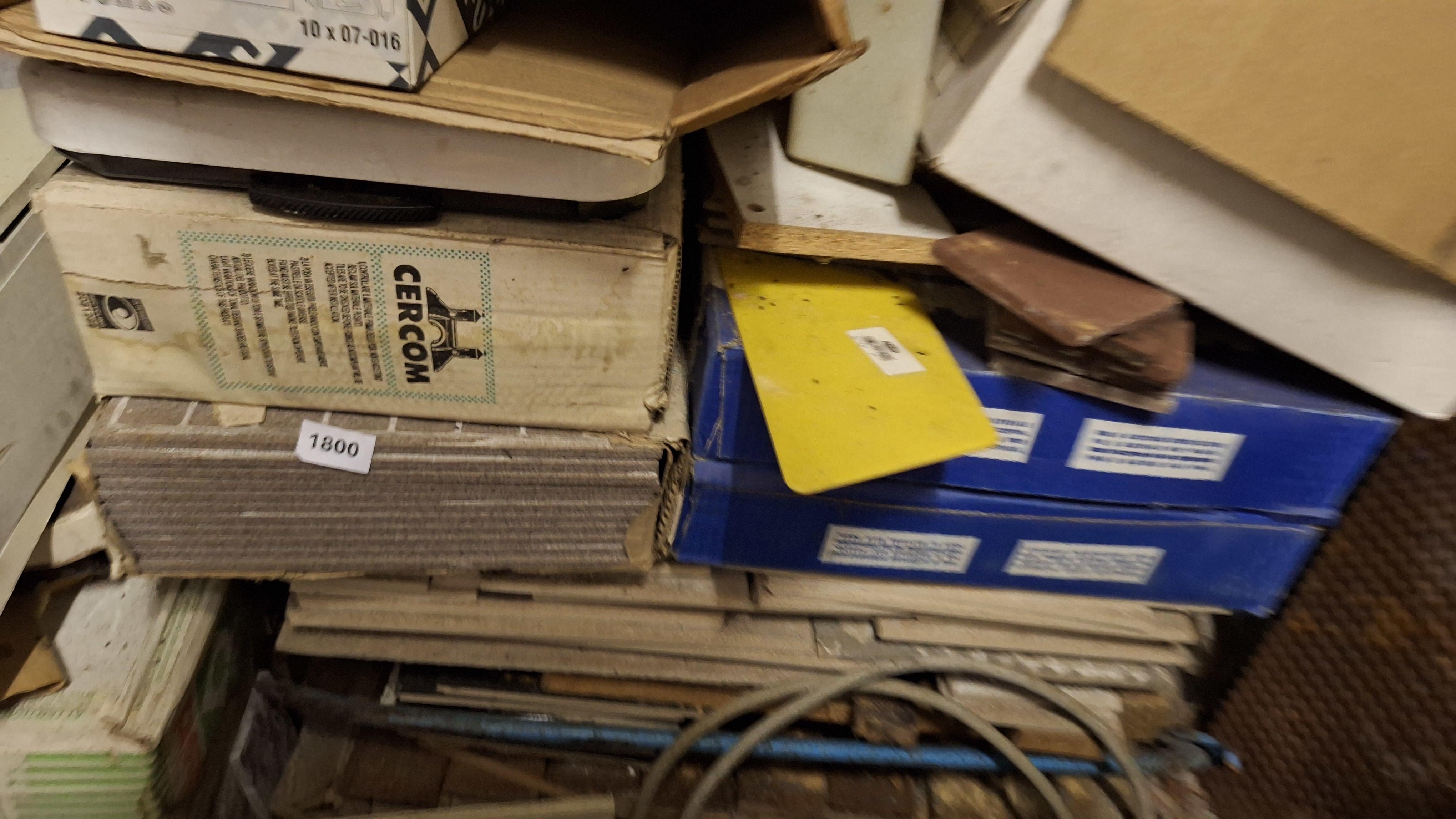 Grote stapel diverse bouwmaterialen waaronder tegels van Cercom en elektrakabels – foto 2 – kavel bij Goeiendeal, Houthalen-Helchteren
