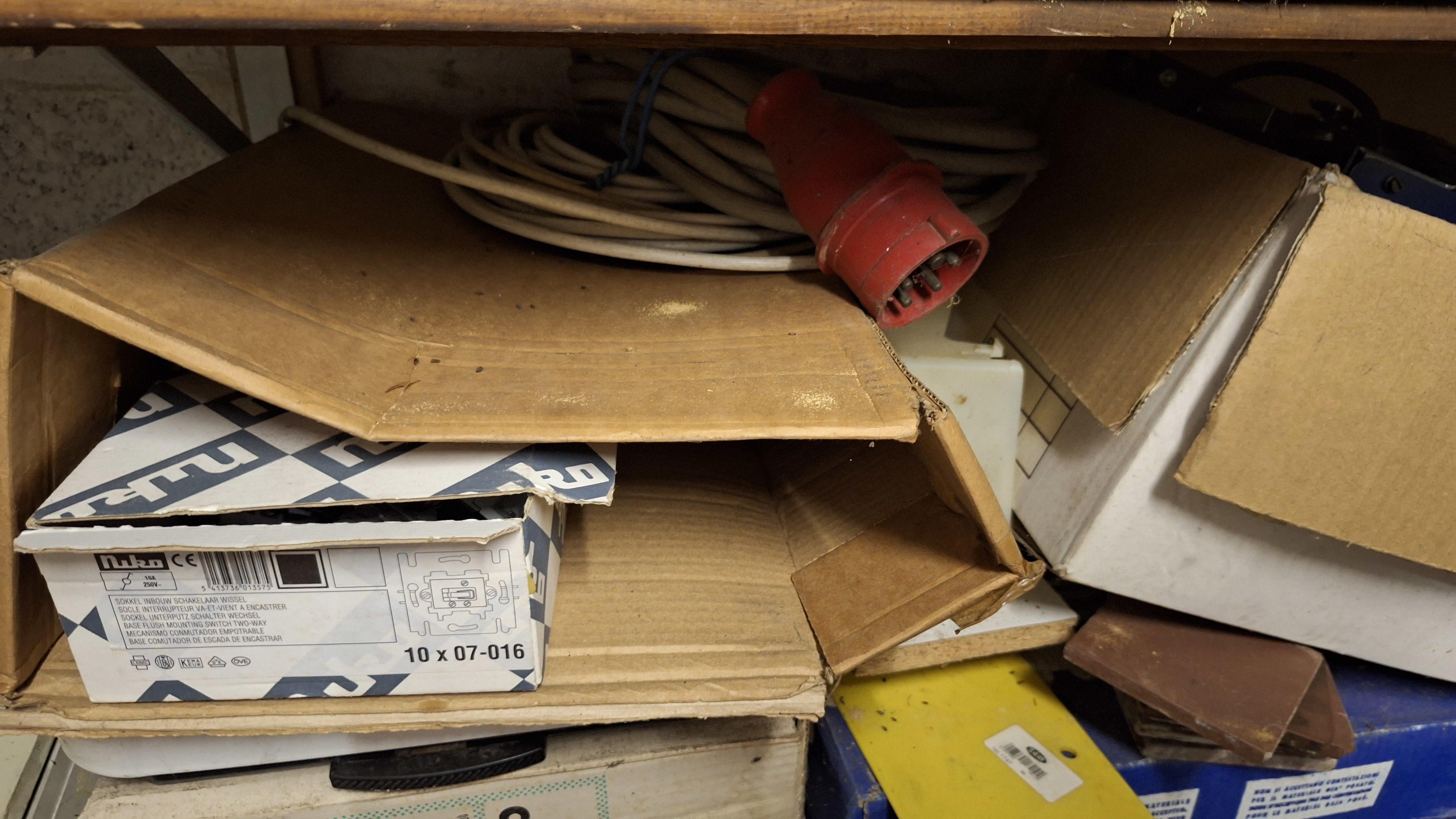 Grote stapel diverse bouwmaterialen waaronder tegels van Cercom en elektrakabels – foto 3 – kavel bij Goeiendeal, Houthalen-Helchteren