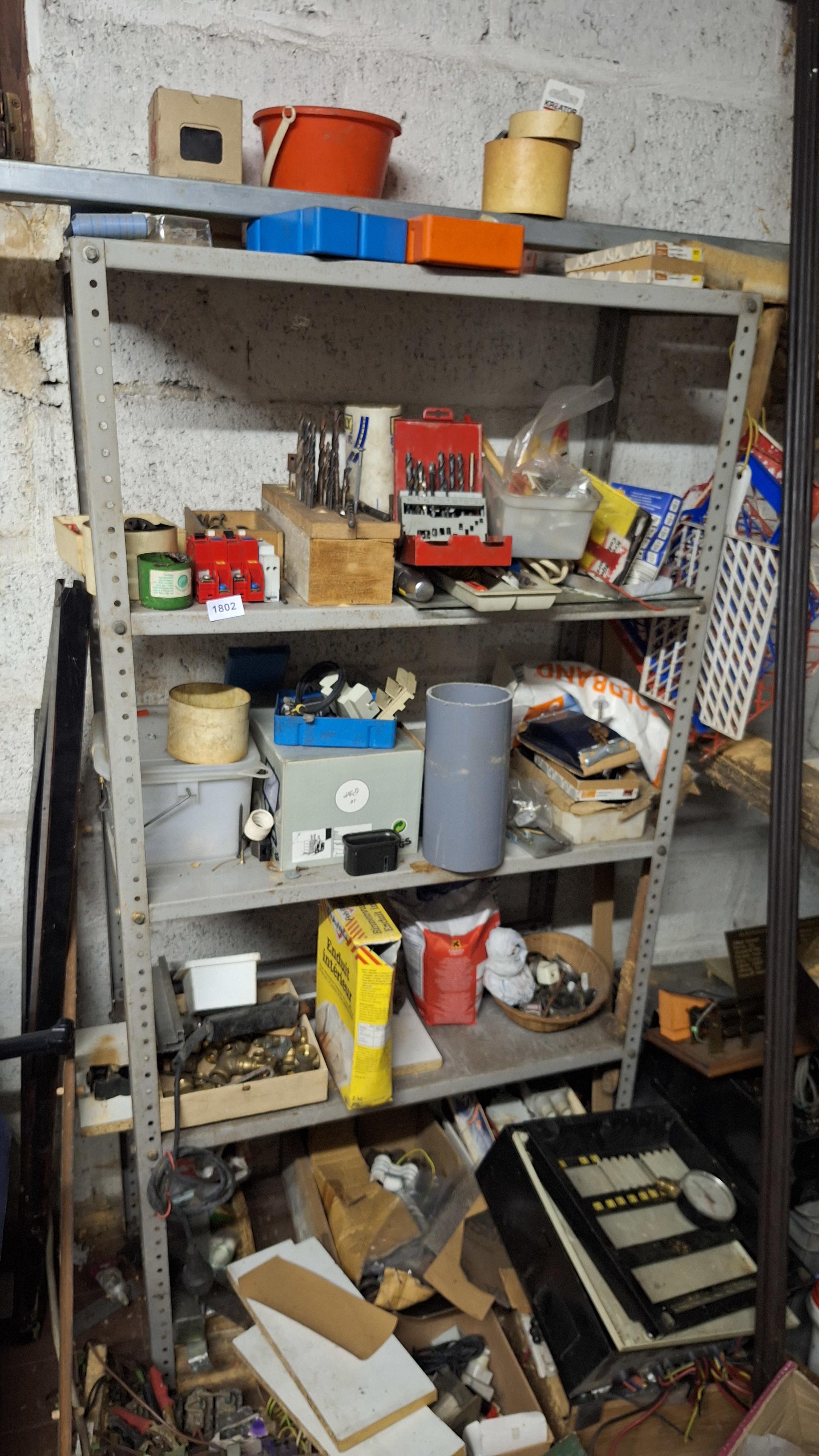 Metalen stellingkast gevuld met diverse gereedschappen waaronder borensets en installatiematerialen – kavel bij Goeiendeal, Houthalen-Helchteren