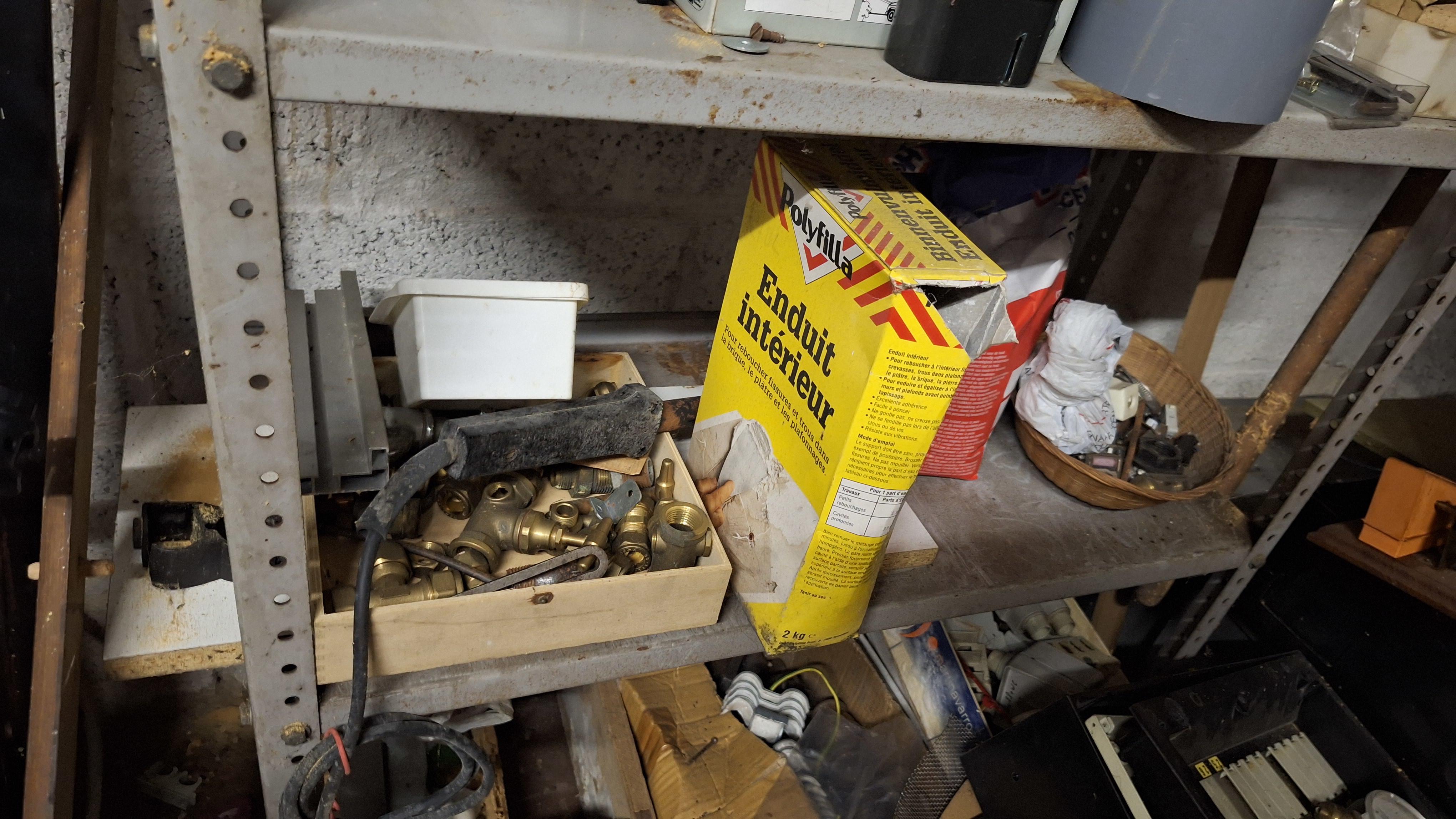Metalen stellingkast gevuld met diverse gereedschappen waaronder borensets en installatiematerialen – foto 2 – kavel bij Goeiendeal, Houthalen-Helchteren