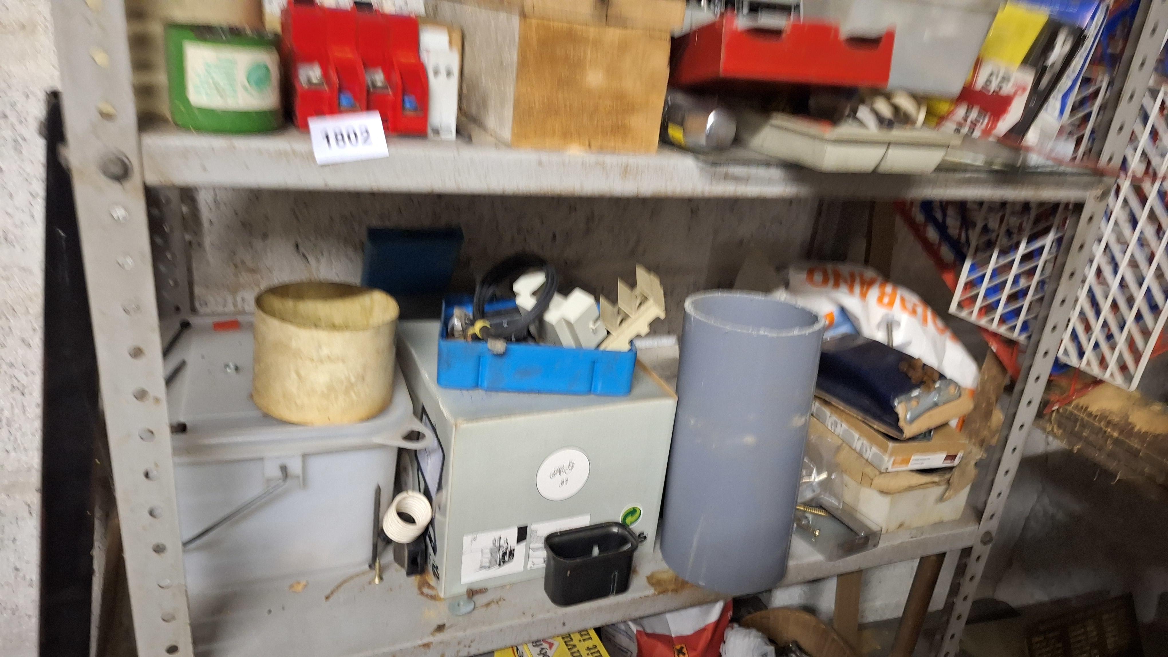 Metalen stellingkast gevuld met diverse gereedschappen waaronder borensets en installatiematerialen – foto 3 – kavel bij Goeiendeal, Houthalen-Helchteren