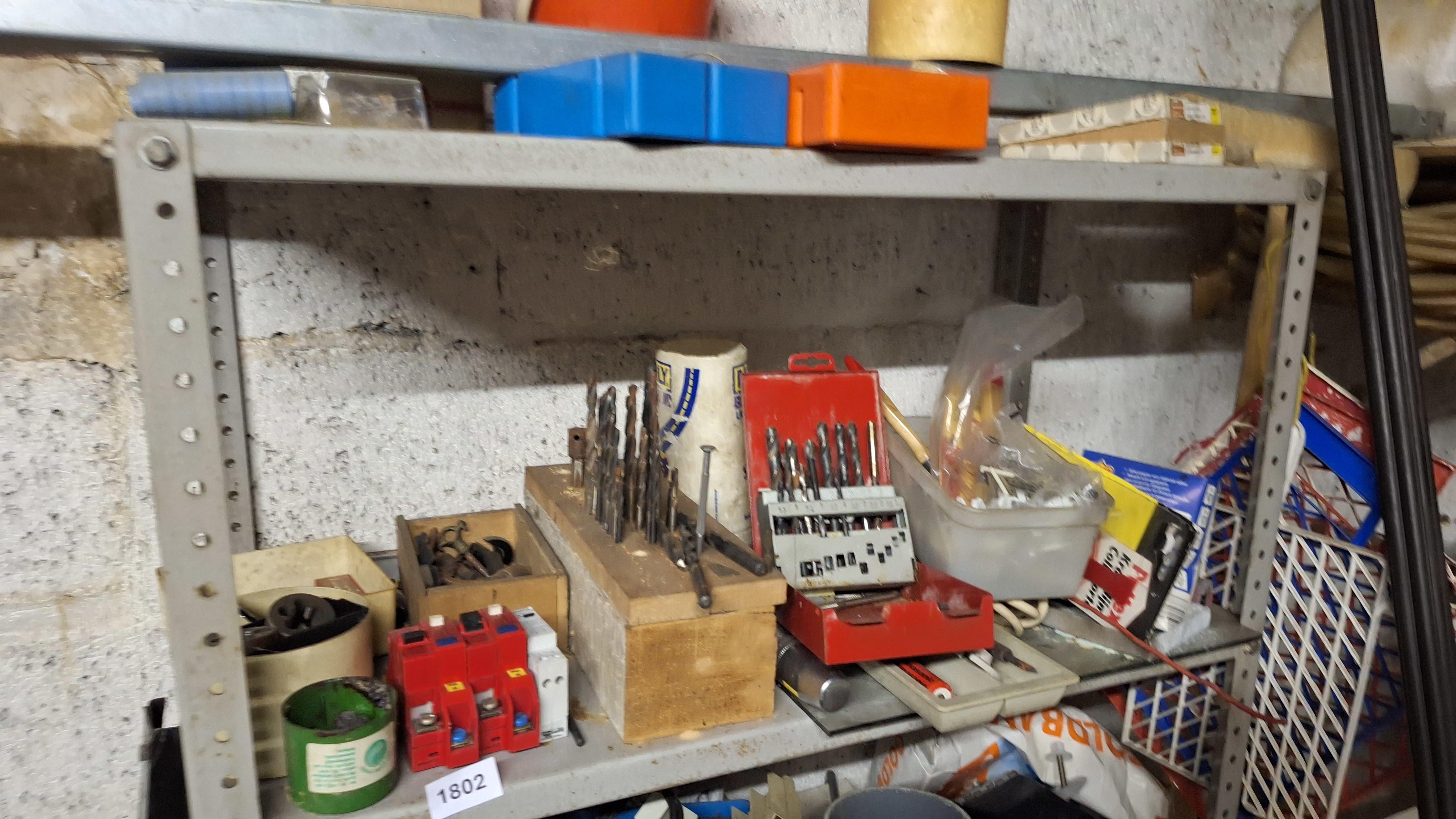 Metalen stellingkast gevuld met diverse gereedschappen waaronder borensets en installatiematerialen – foto 4 – kavel bij Goeiendeal, Houthalen-Helchteren