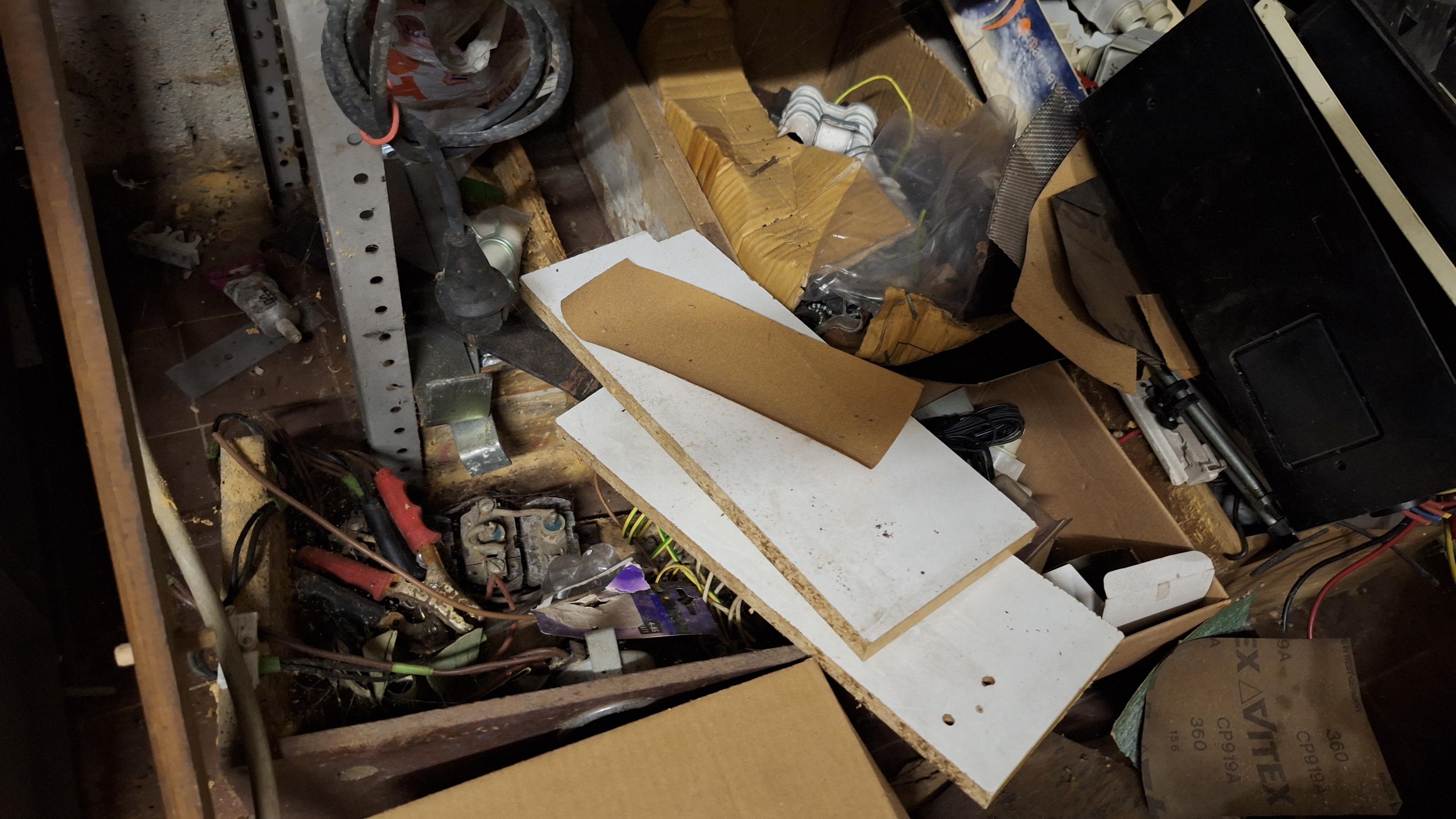 Metalen stellingkast gevuld met diverse gereedschappen waaronder borensets en installatiematerialen – foto 5 – kavel bij Goeiendeal, Houthalen-Helchteren