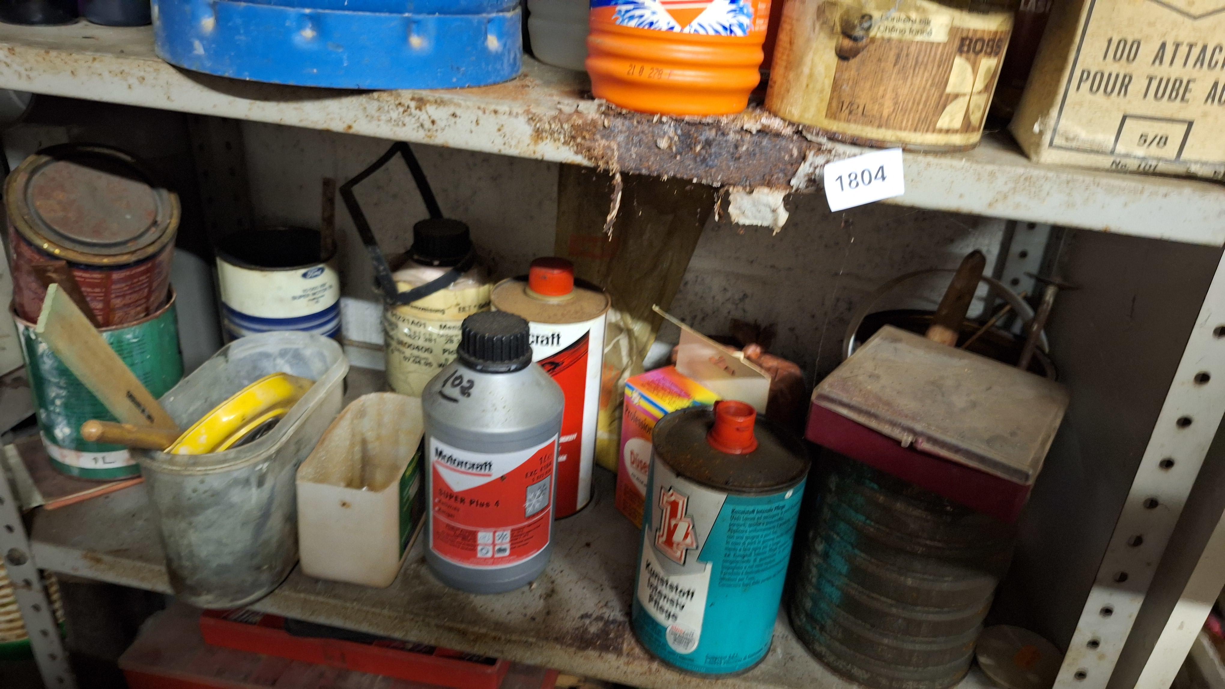 Inhoud van een metalen stellingkast bestaande uit diverse flacons en bussen met auto-en onderhoudsproducten, een gaskoker en een doosje Reddy spij… – foto 2 – kavel bij Goeiendeal,