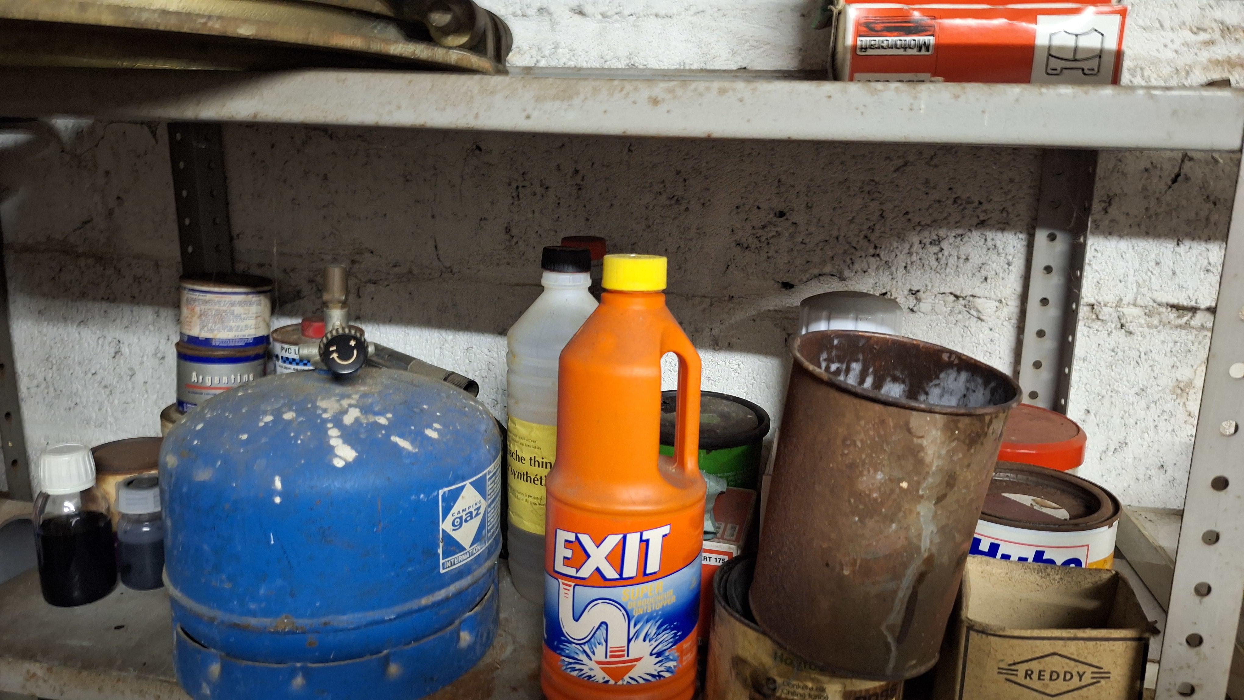 Inhoud van een metalen stellingkast bestaande uit diverse flacons en bussen met auto-en onderhoudsproducten, een gaskoker en een doosje Reddy spij… – foto 3 – kavel bij Goeiendeal,
