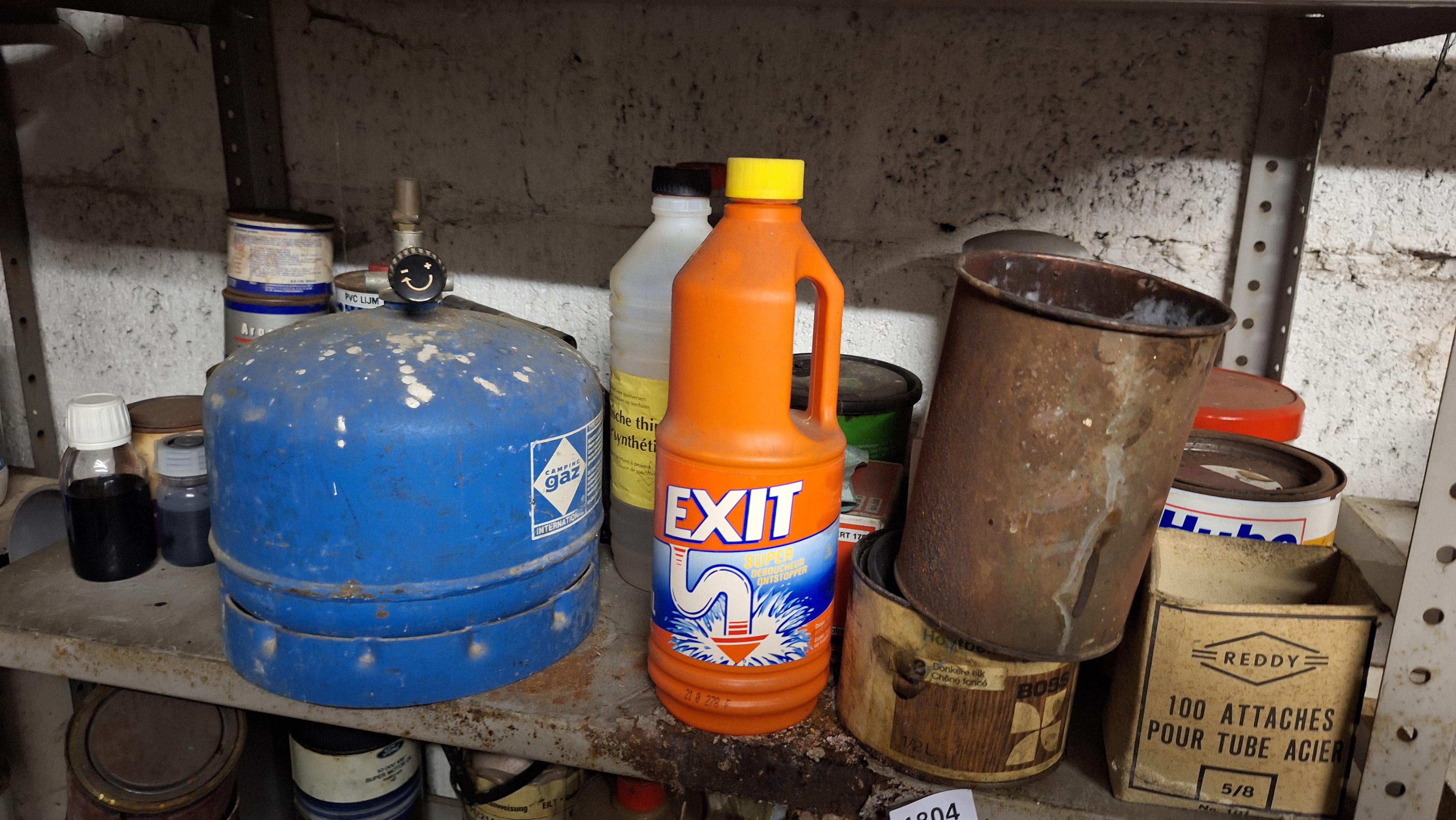 Inhoud van een metalen stellingkast bestaande uit diverse flacons en bussen met auto-en onderhoudsproducten, een gaskoker en een doosje Reddy spij… – foto 4 – kavel bij Goeiendeal,