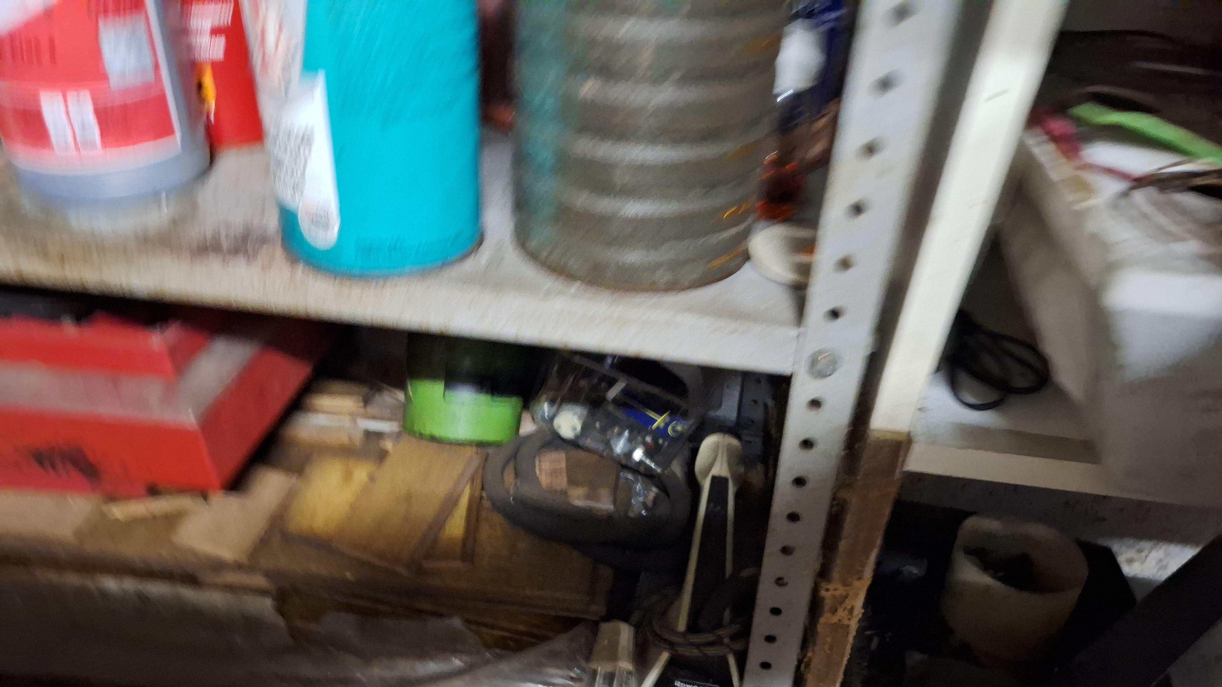 Inhoud van een metalen stellingkast bestaande uit diverse flacons en bussen met auto-en onderhoudsproducten, een gaskoker en een doosje Reddy spij… – foto 5 – kavel bij Goeiendeal,