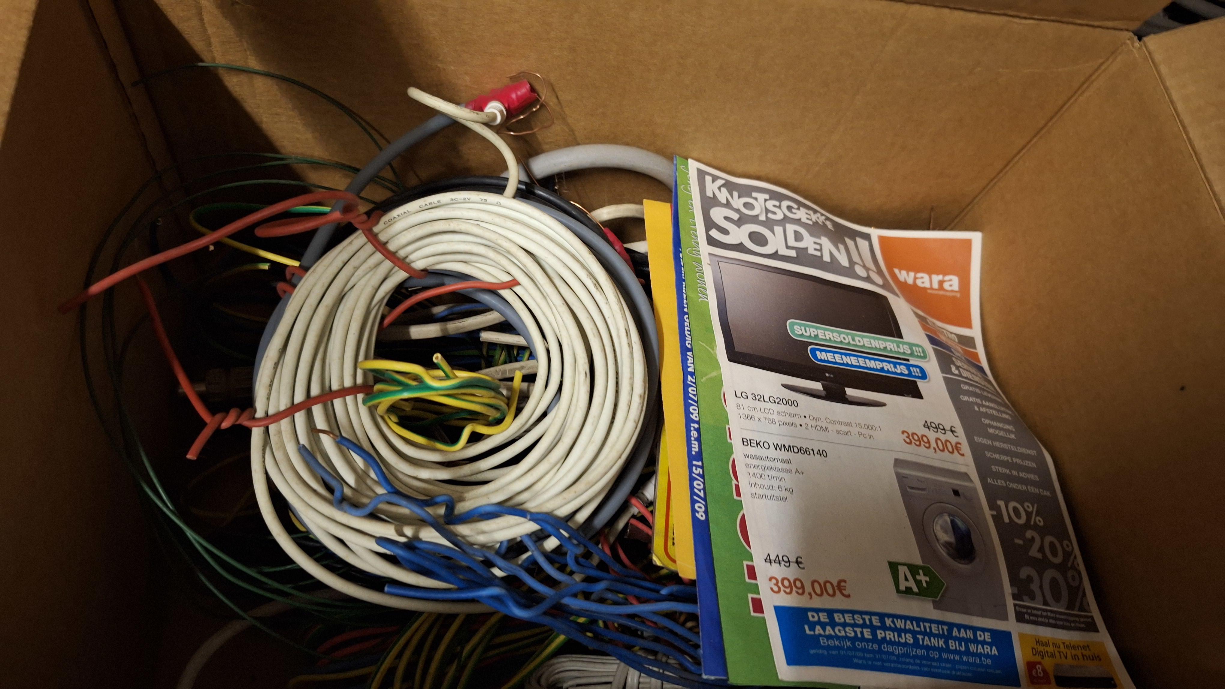 doos gevuld met diverse rollen installatiedraad en elektrakabels, inclusief een kleinere doos met schakelmateriaal – foto 2 – kavel bij Goeiendeal, Houthalen-Helchteren