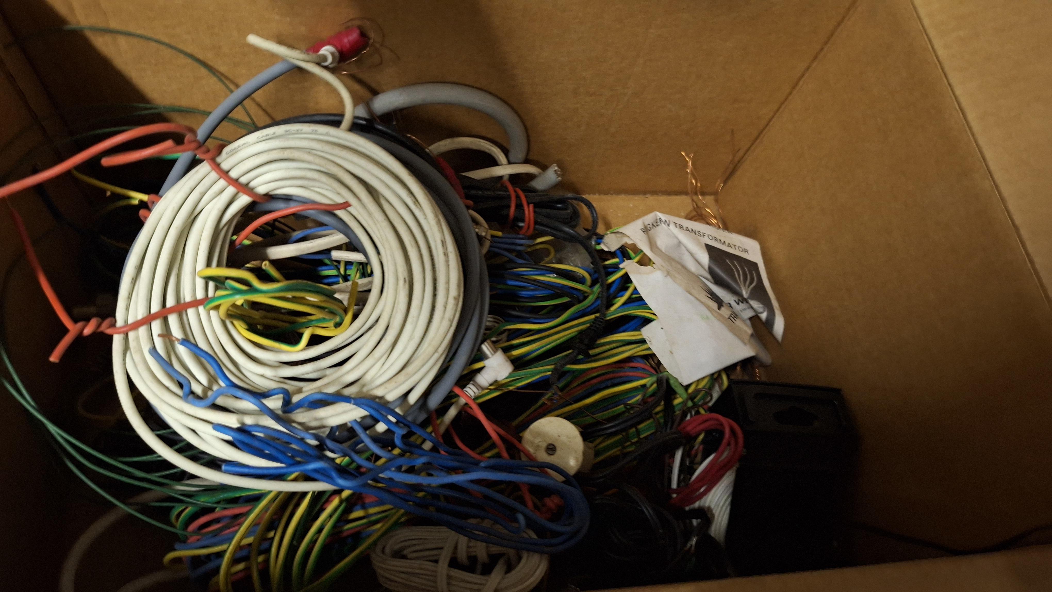 doos gevuld met diverse rollen installatiedraad en elektrakabels, inclusief een kleinere doos met schakelmateriaal – foto 3 – kavel bij Goeiendeal, Houthalen-Helchteren