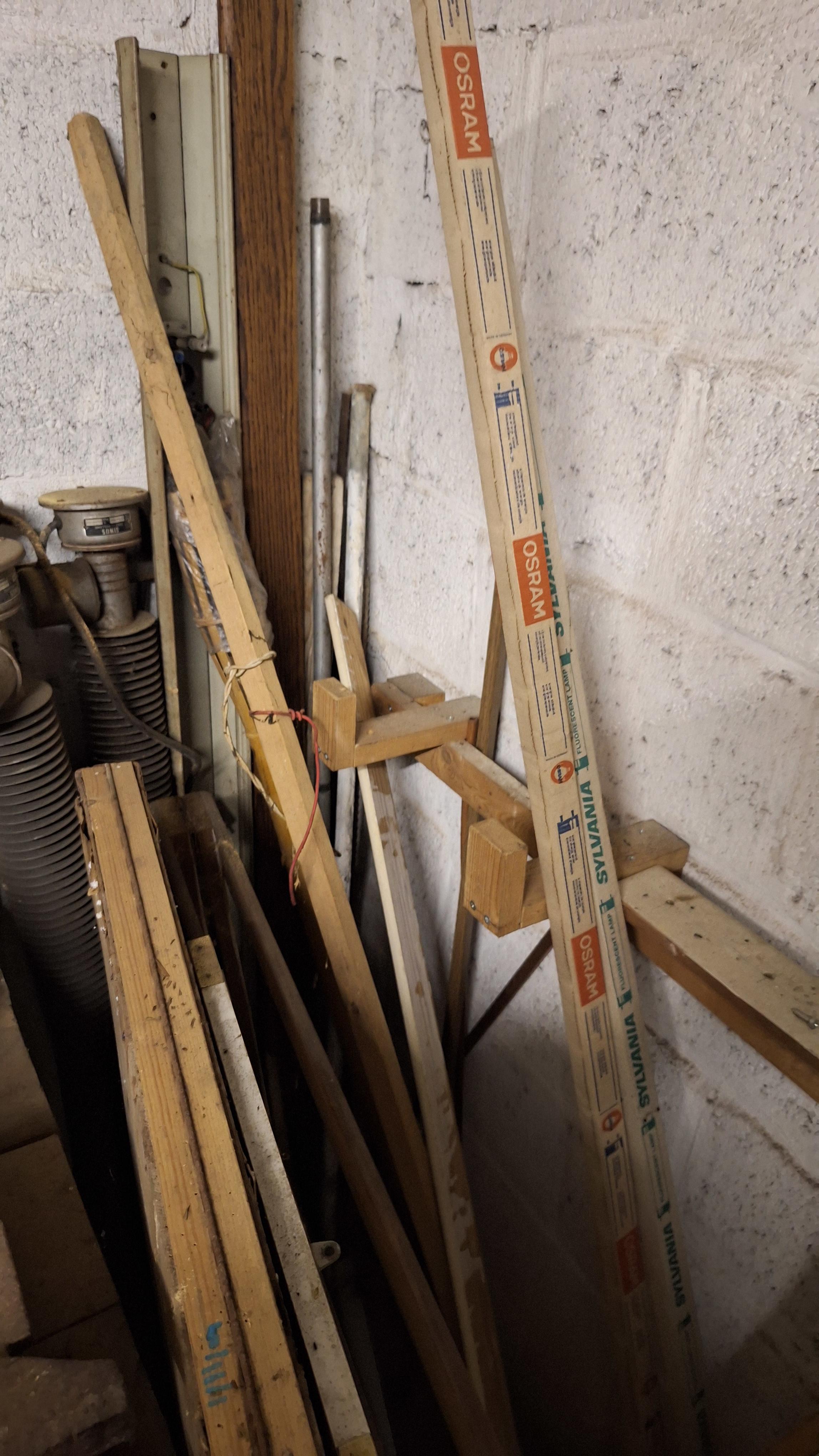 Partij diverse houten latten en balken en oude verwarming, samen met enkele verpakkingen tl-buizen van Osram en Sylvania – foto 3 – kavel bij Goeiendeal, Houthalen-Helchteren