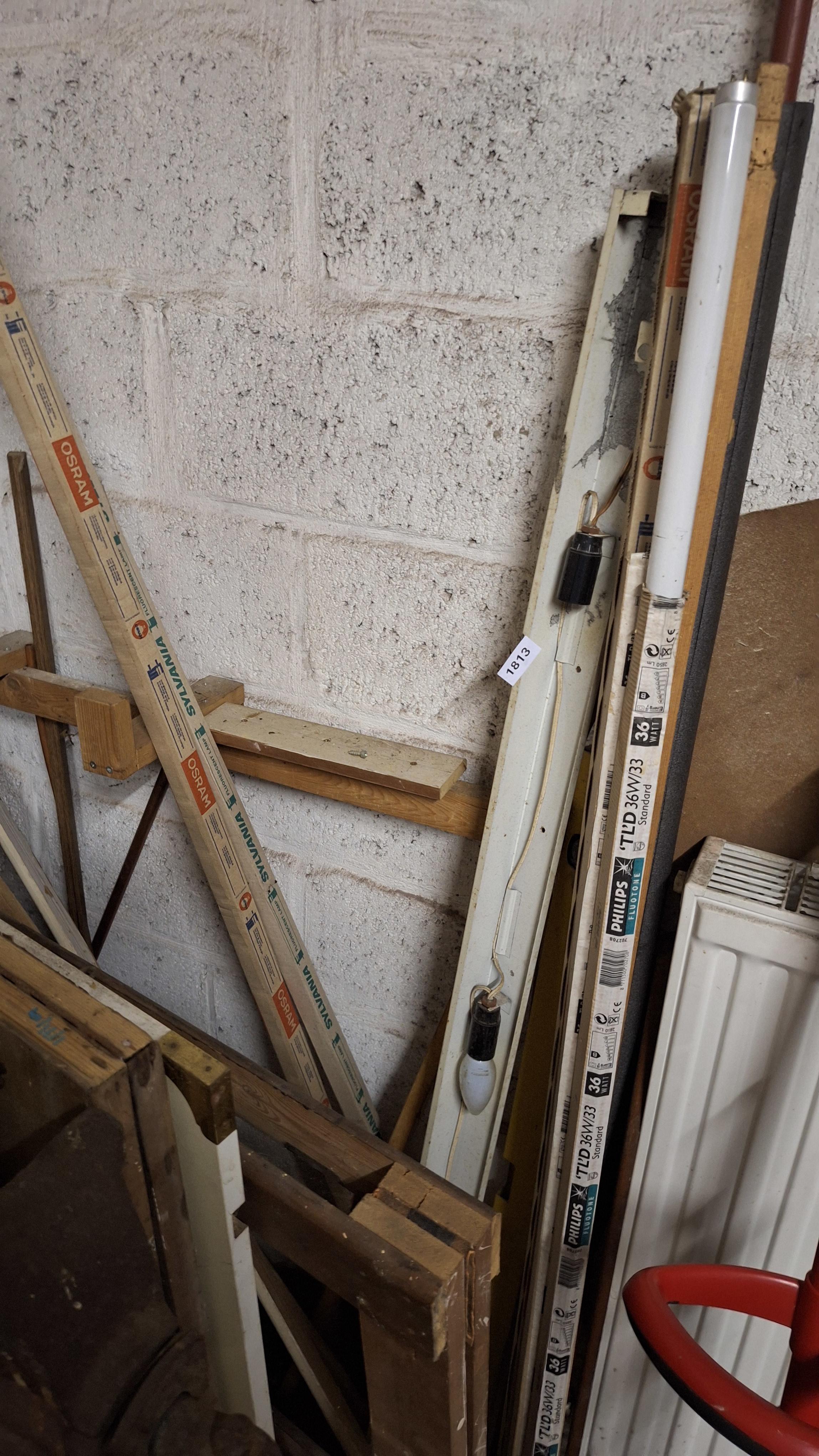 Partij diverse houten latten en balken en oude verwarming, samen met enkele verpakkingen tl-buizen van Osram en Sylvania – foto 4 – kavel bij Goeiendeal, Houthalen-Helchteren