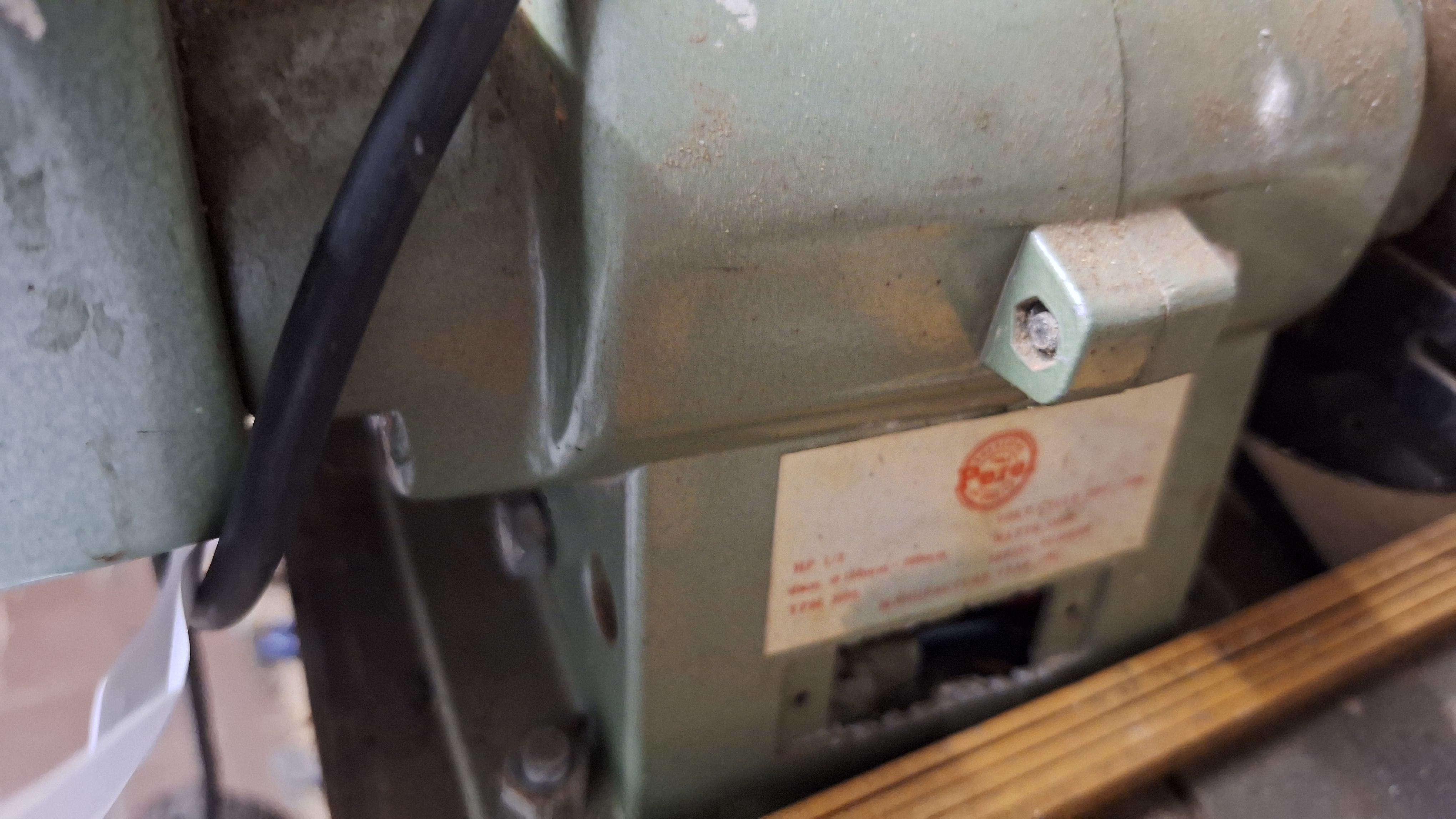 Elektrische dubbele slijpmachine met een brede natte slijpsteen en een smalle droge slijpsteen – getest en werkend zelf te demonteren van werkbank – foto 3 – kavel bij Goeiendeal, 