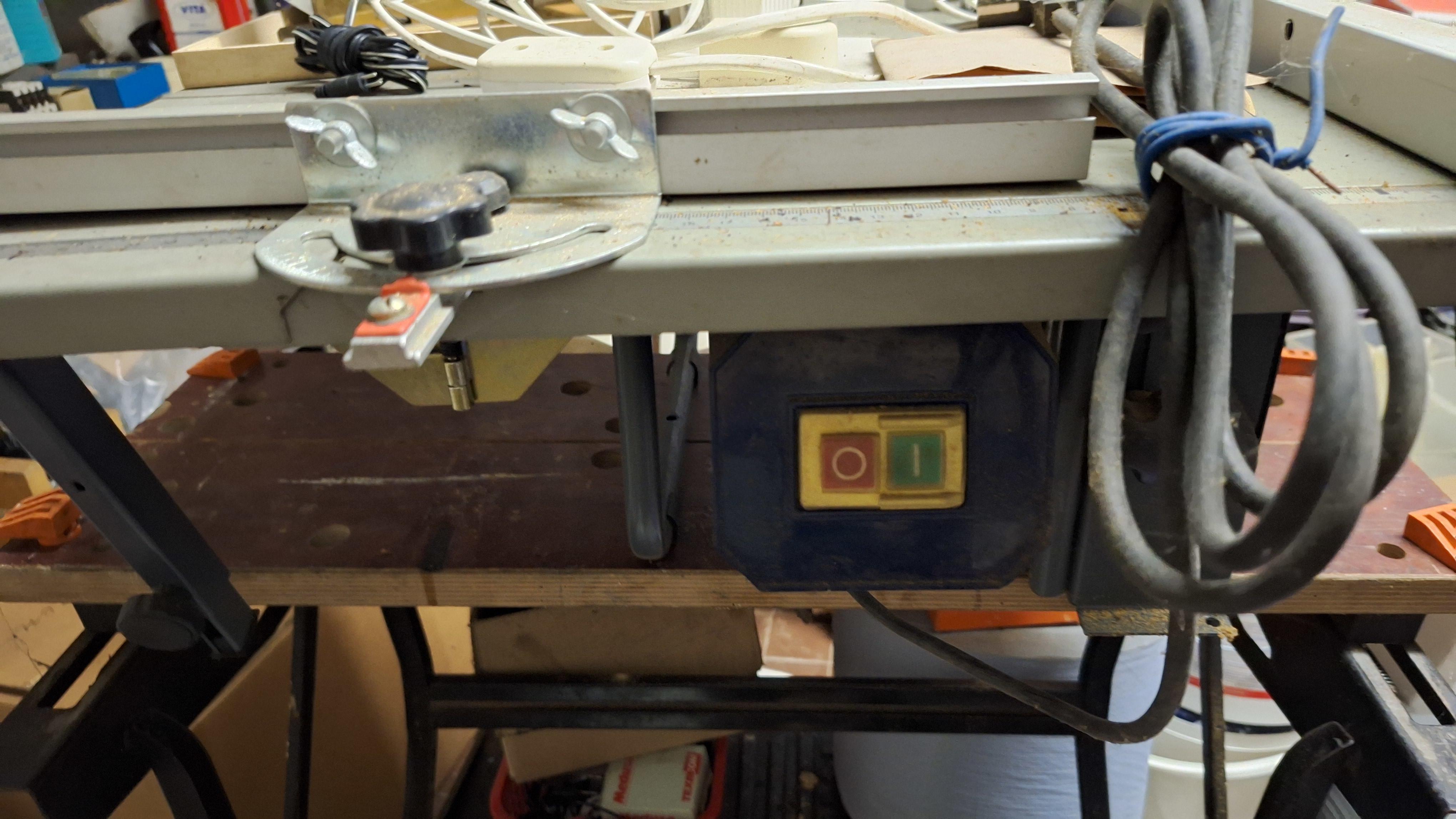 Elektrische tafelzaagmachine op een metalen onderstel inclusief stroomkabel en geleider – getest en werkend – foto 4 – kavel bij Goeiendeal, Houthalen-Helchteren