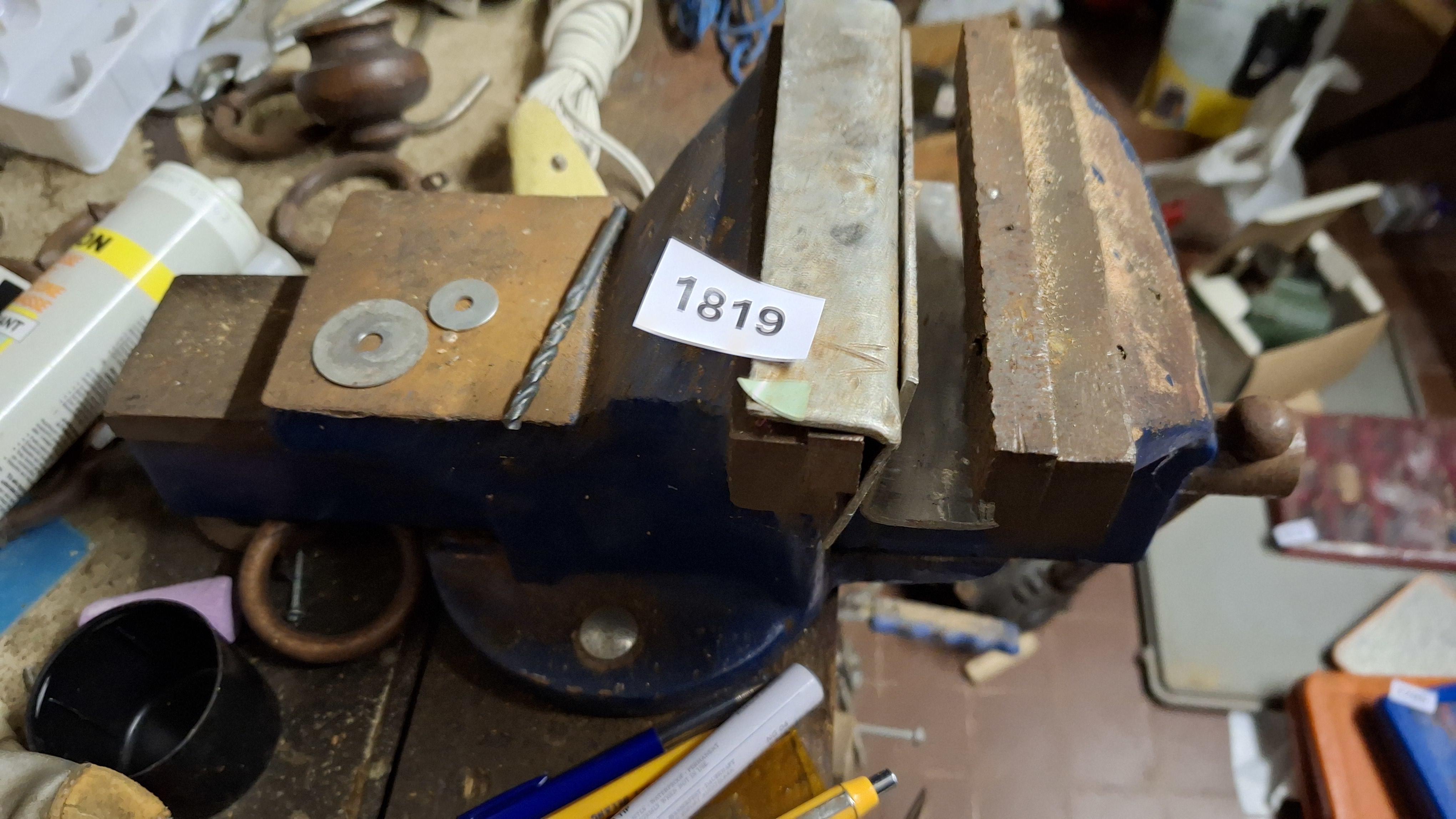 Grote blauwe gietijzeren bankschroef op houten werkbank – kavel bij Goeiendeal, Houthalen-Helchteren
