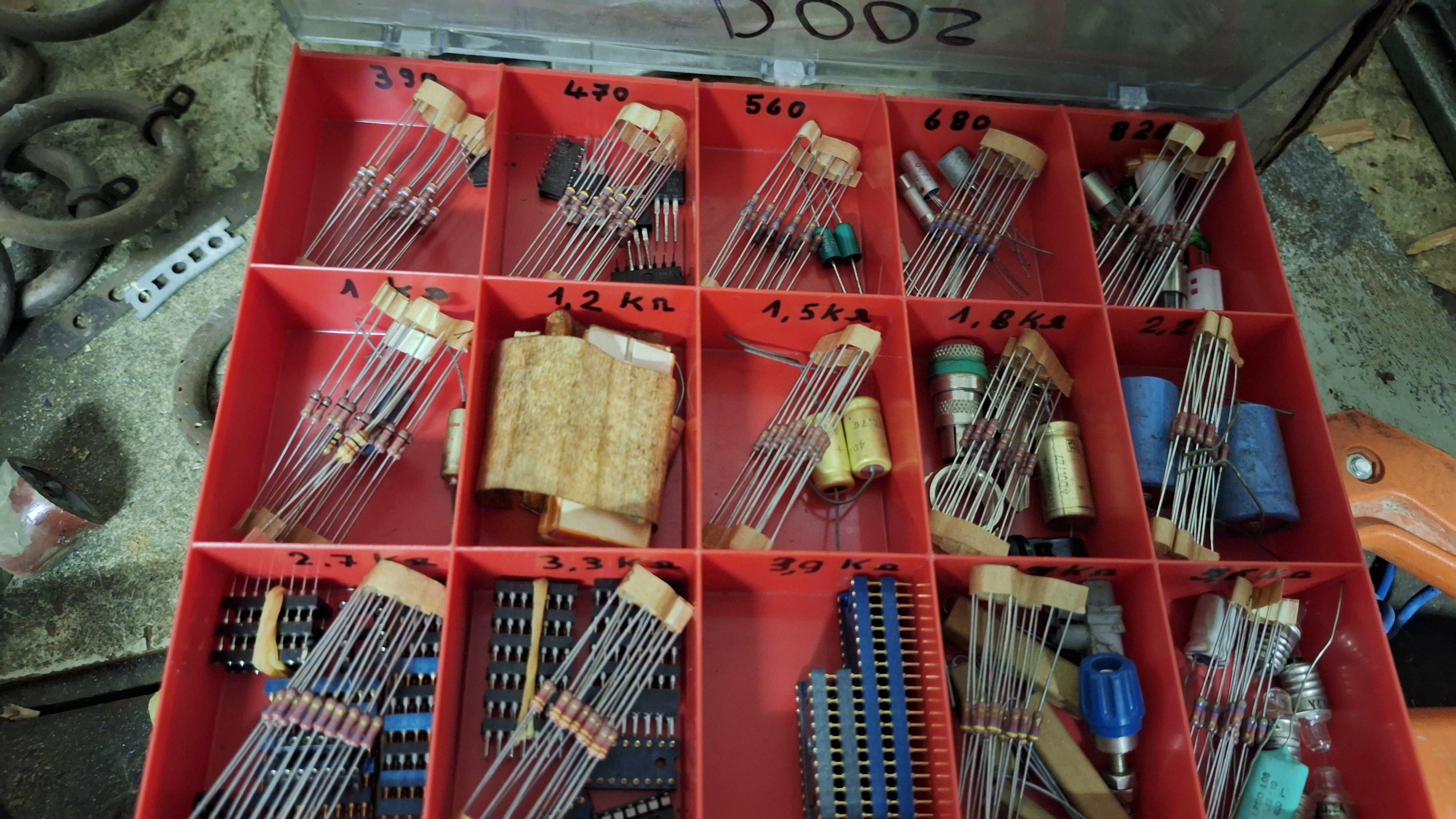 Georganiseerd assortimentsdoosje met diverse elektronica-componenten (zoals weerstanden, IC's en condensatoren) – foto 2 – kavel bij Goeiendeal, Houthalen-Helchteren