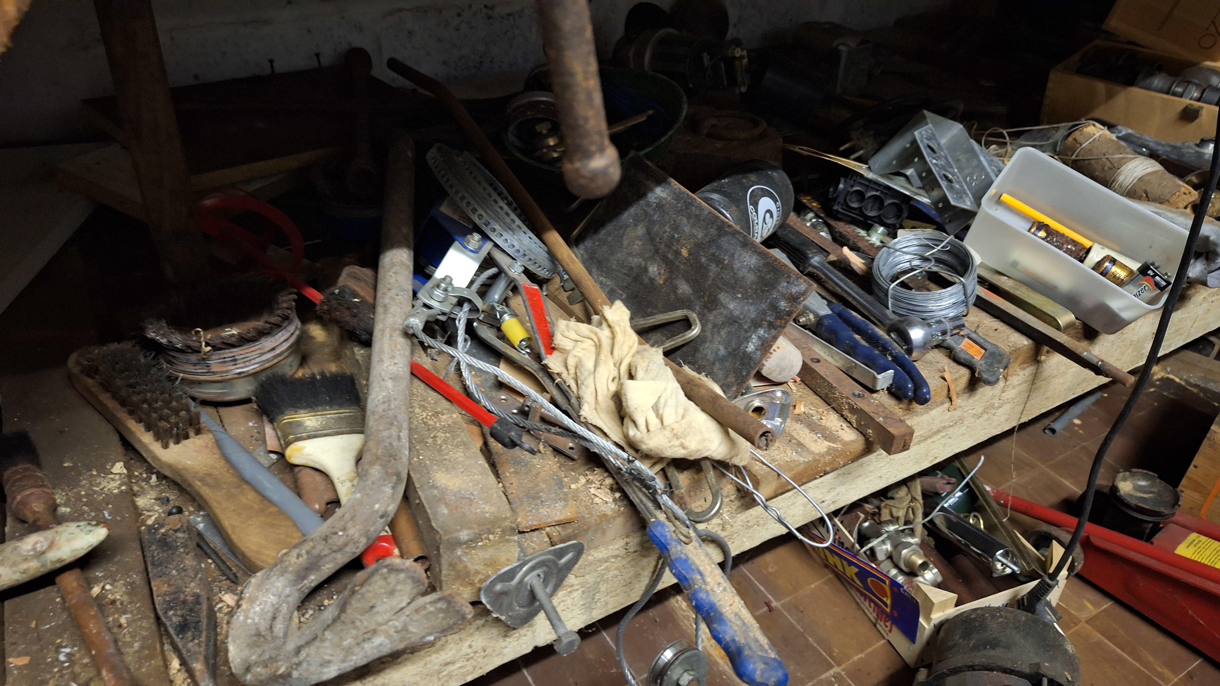 Complete inhoud houten werkbank exclusief genummerde loten – foto 2 – kavel bij Goeiendeal, Houthalen-Helchteren