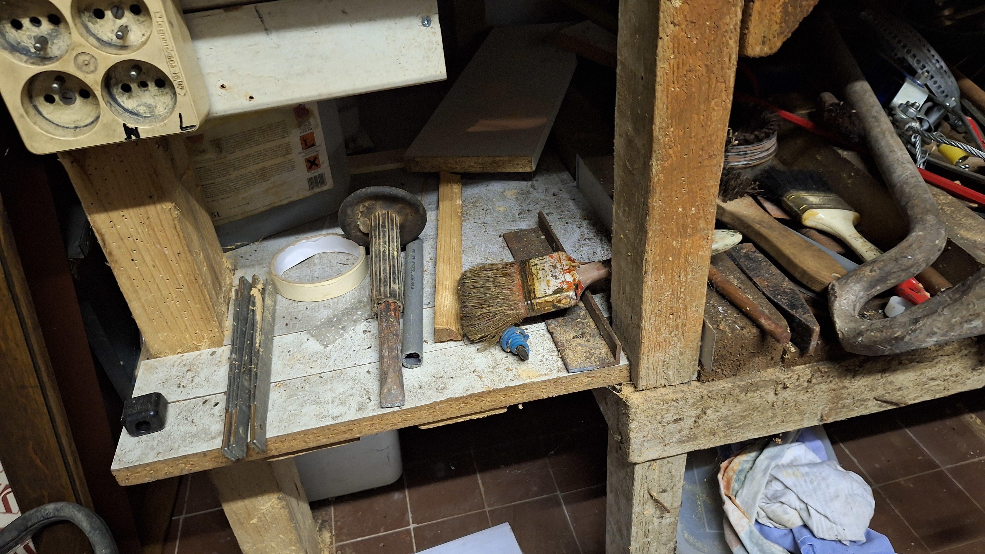 Complete inhoud houten werkbank exclusief genummerde loten – foto 3 – kavel bij Goeiendeal, Houthalen-Helchteren