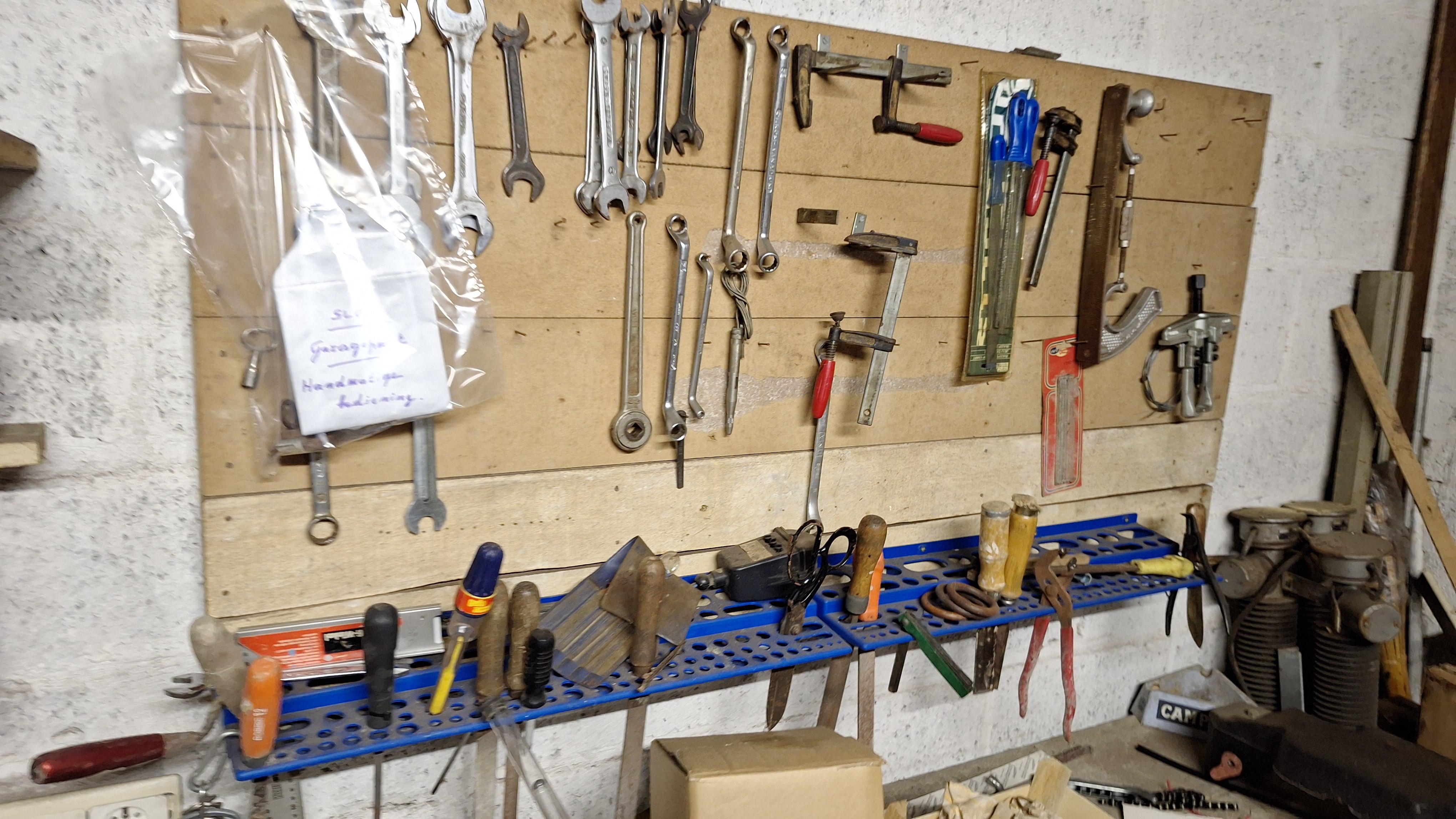 Complete inhoud houten werkbank exclusief genummerde loten – foto 4 – kavel bij Goeiendeal, Houthalen-Helchteren