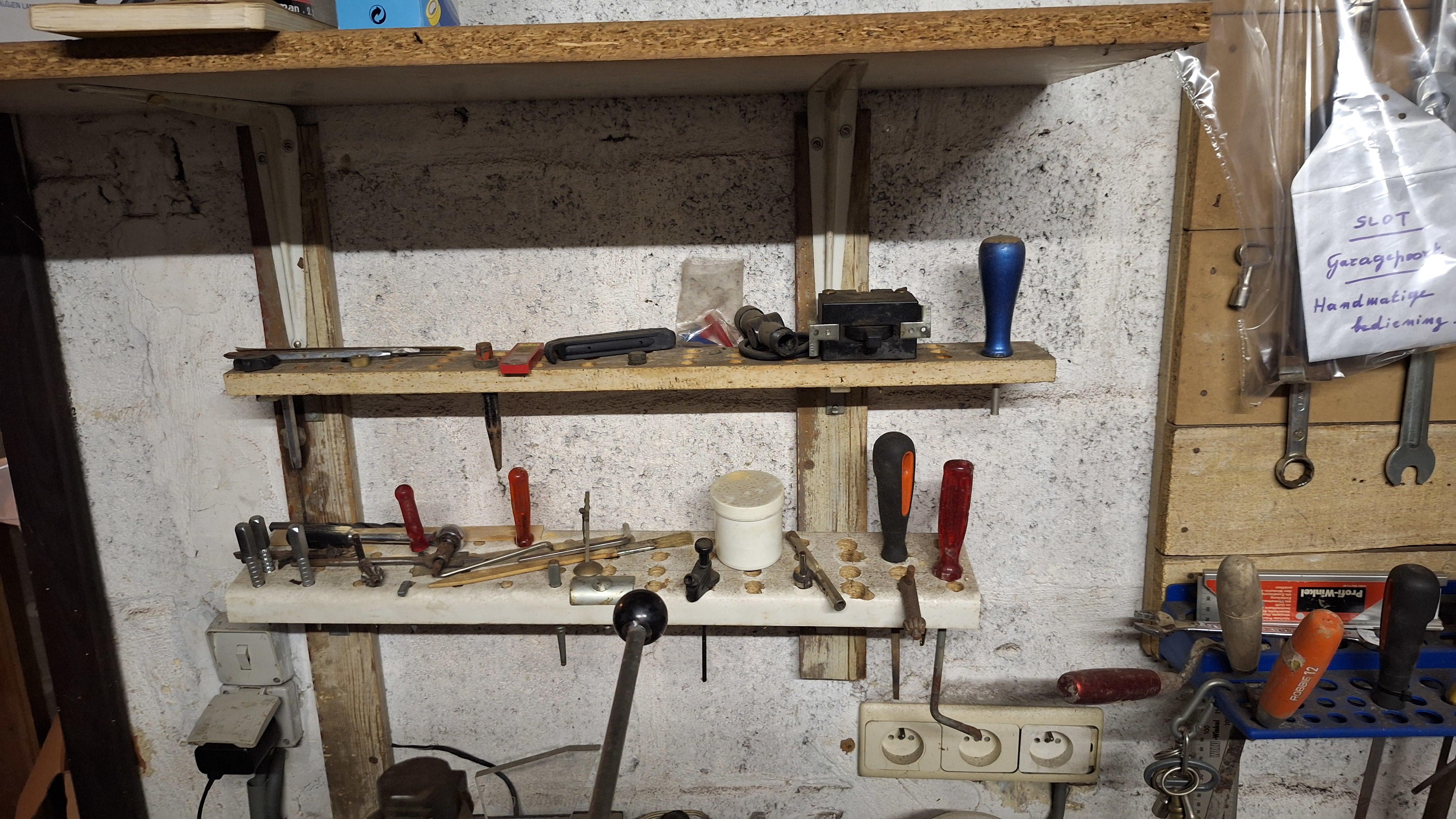 Complete inhoud houten werkbank exclusief genummerde loten – foto 5 – kavel bij Goeiendeal, Houthalen-Helchteren