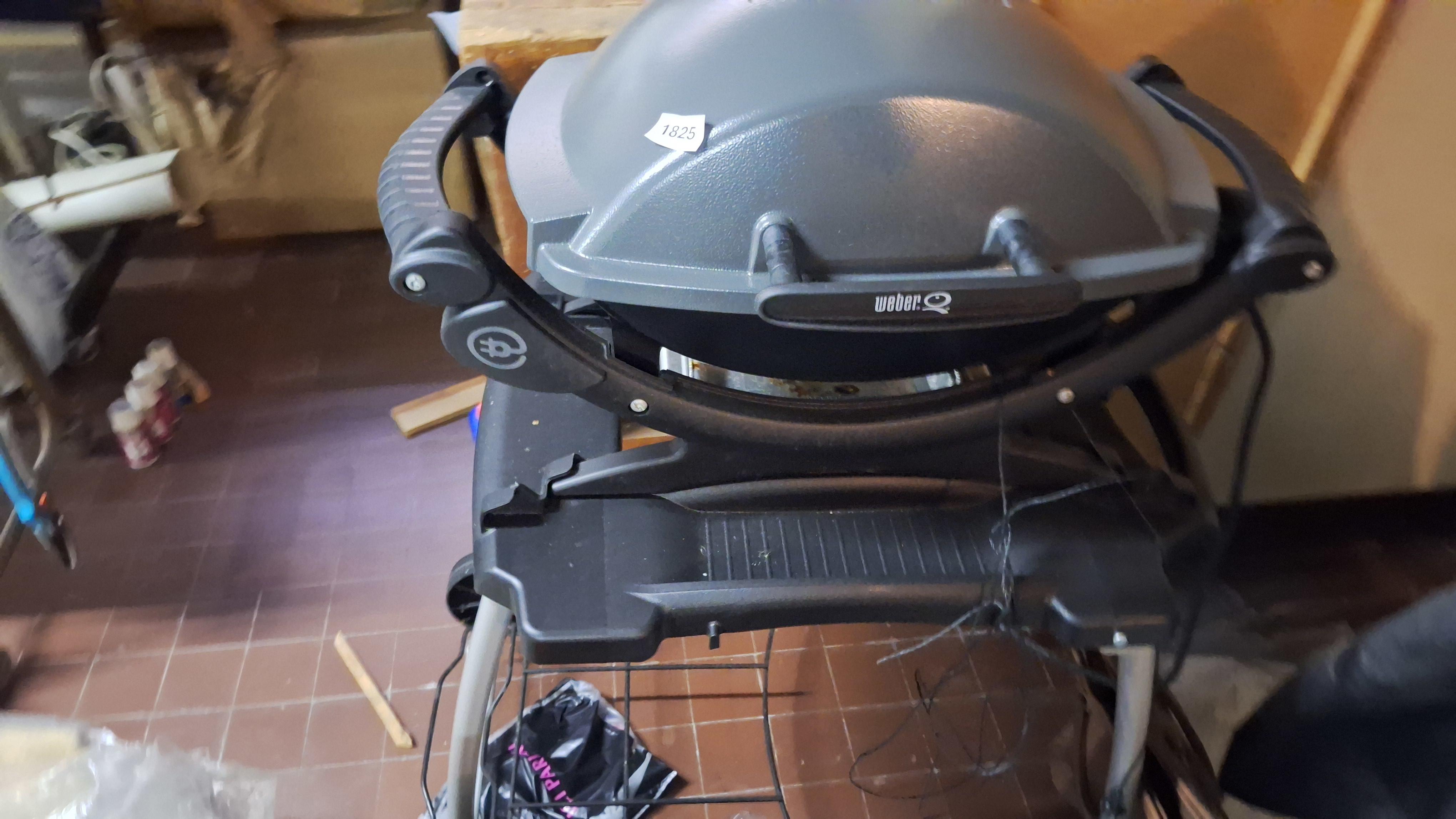 Weber elektrische barbecue (model uit de Q-serie, waarschijnlijk Q1400 of Q2400) op verrijdbaar onderstel werkend – kavel bij Goeiendeal, Houthalen-Helchteren